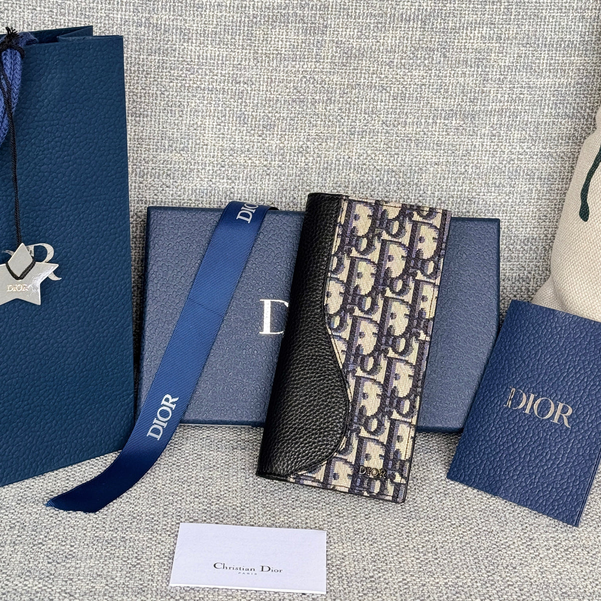 VERTICAL BIFOLD WALLET 19 IN BLACK GRAINED CALFSKIN MIX BLUE MONOGRAM OBLIQUE JACQUARD