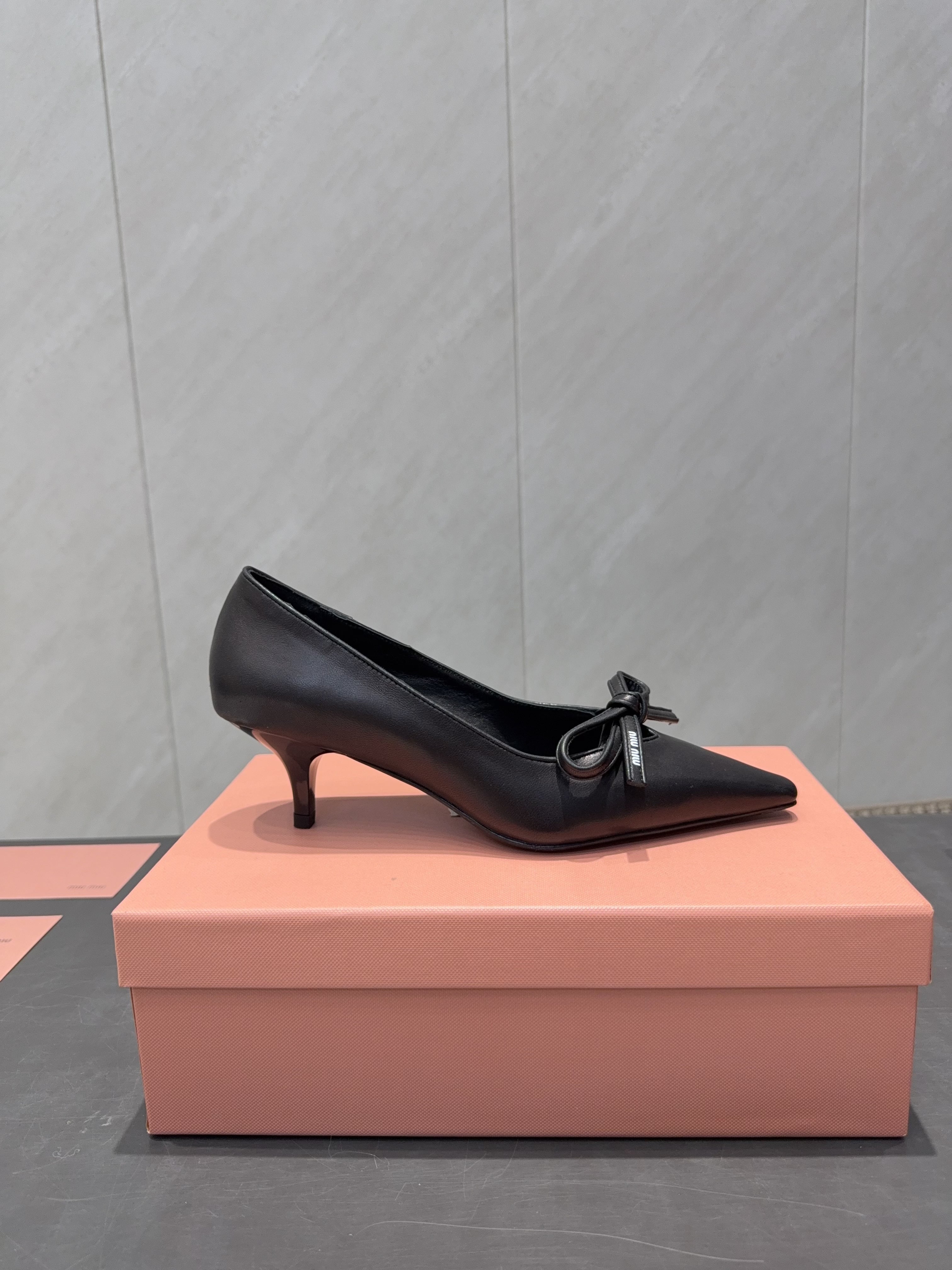 MIUMIU 26S POINTED TOE PUMPS 55MM IN BLACK CALFSKIN WITH BOW