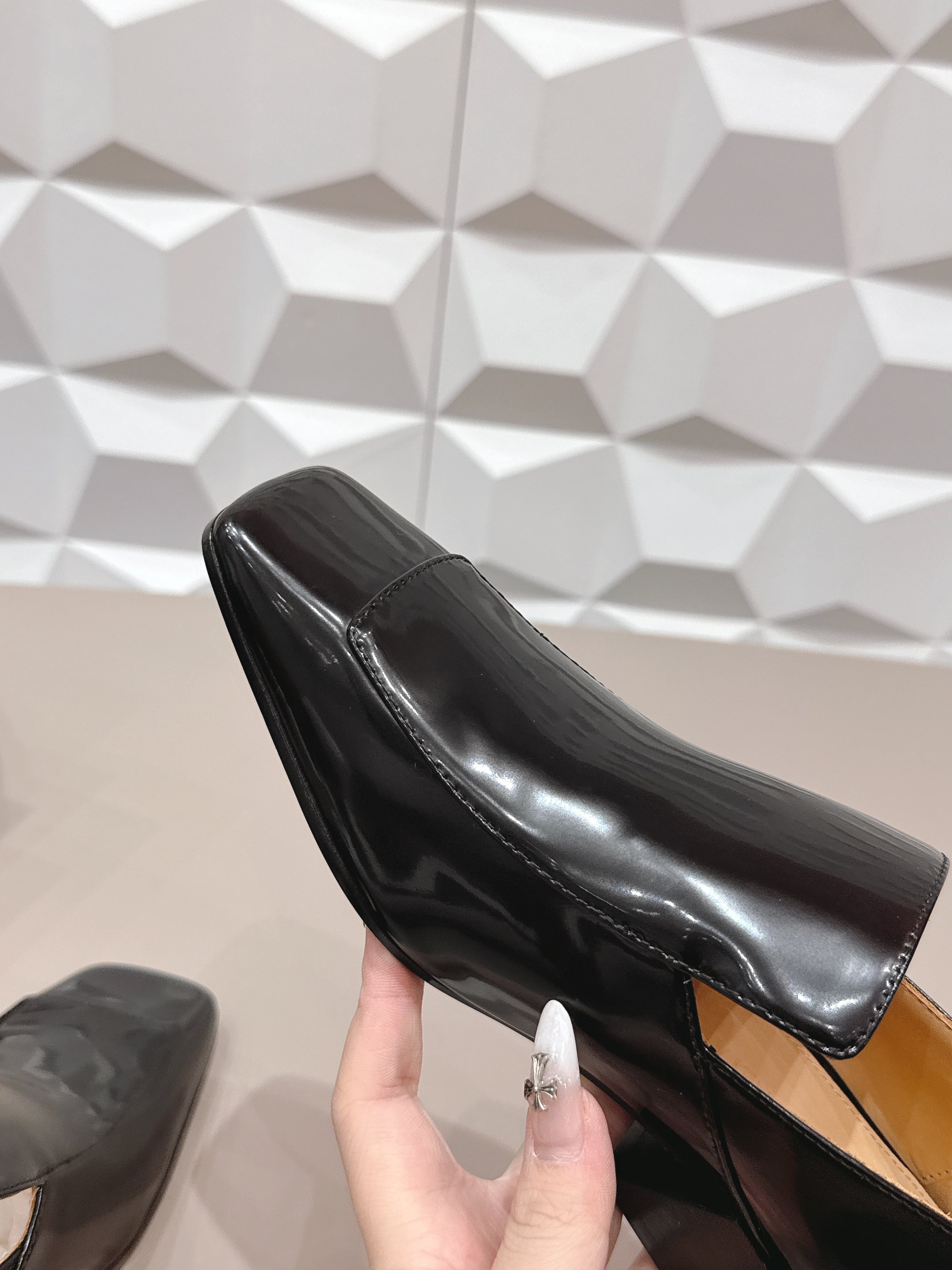 BOTTEGA VENETA 26S VENTURA LOAFERS 40 MM BLACK GLOSSY CALFSKIN