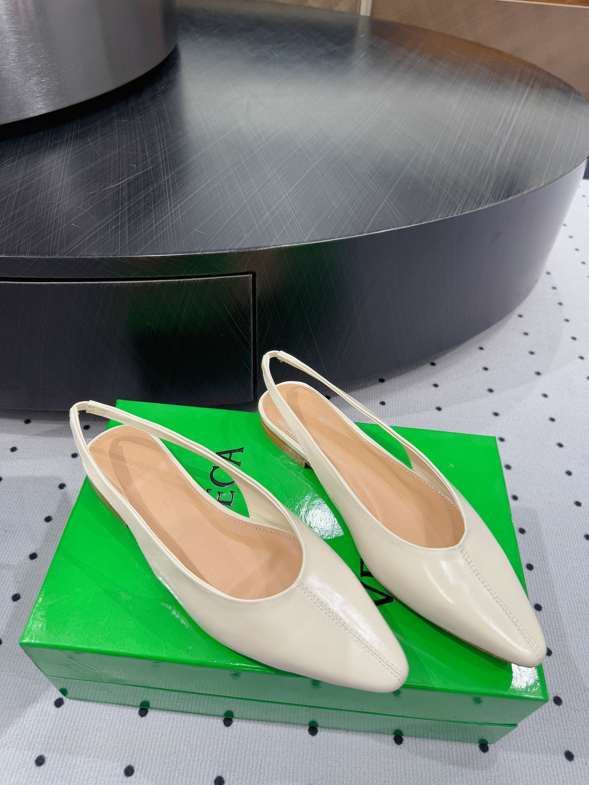 BOTTEGA VENETA 26S SLINGBACK FLATS IN LIGHT BEIGE CALFSKIN