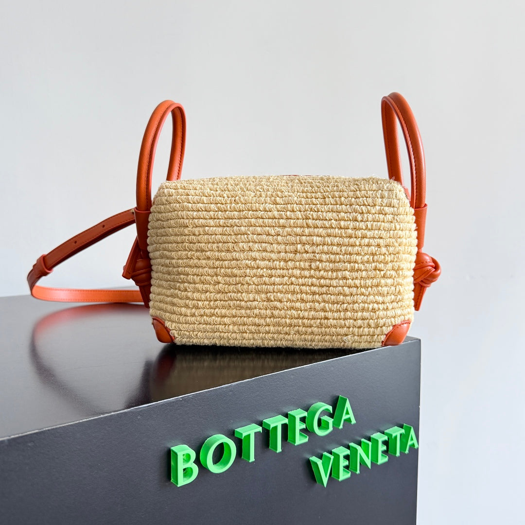 BOTTEGA VENETA 25S LOOP BAG 19 IN BURNT ORANGE RAFFIA AND CALFSKIN