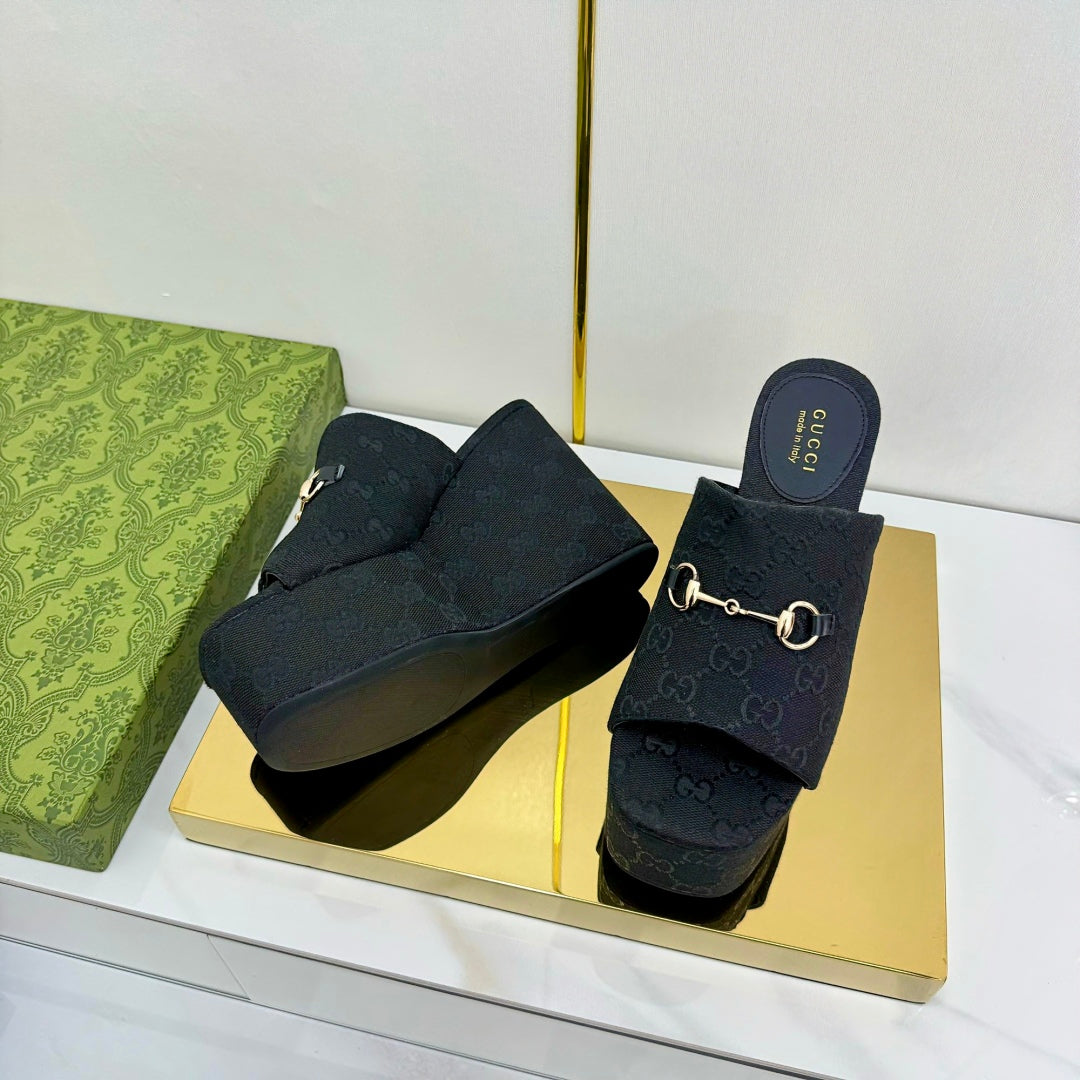 GG WEDGE SLIDES 110 IN BLACK FABRIC WITH GOLD HARDWARE