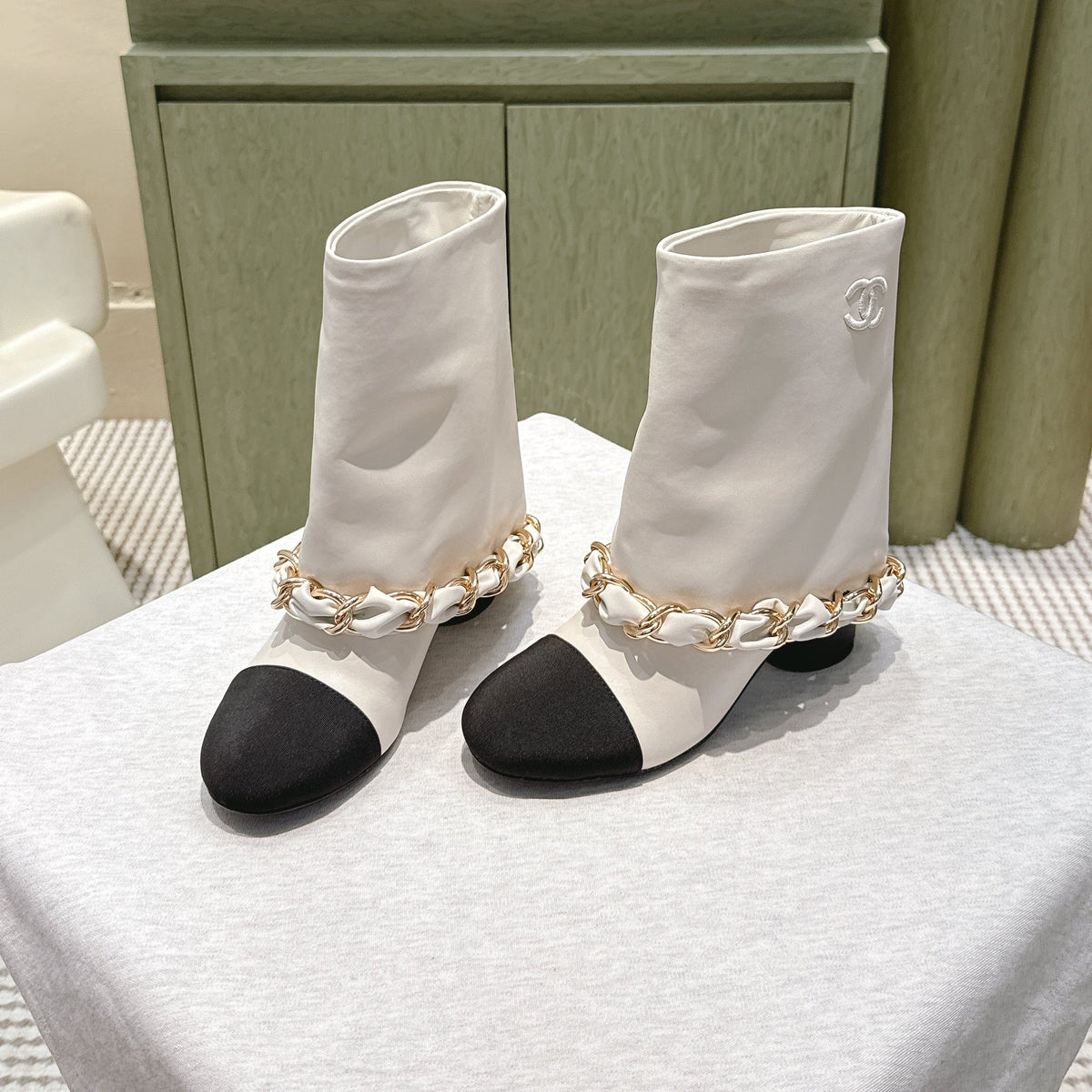CHANEL 25S CALF-LENGTH BOOTS 45MM IN WHITE AND BLACK CALFSKIN GOLD HARDWARE