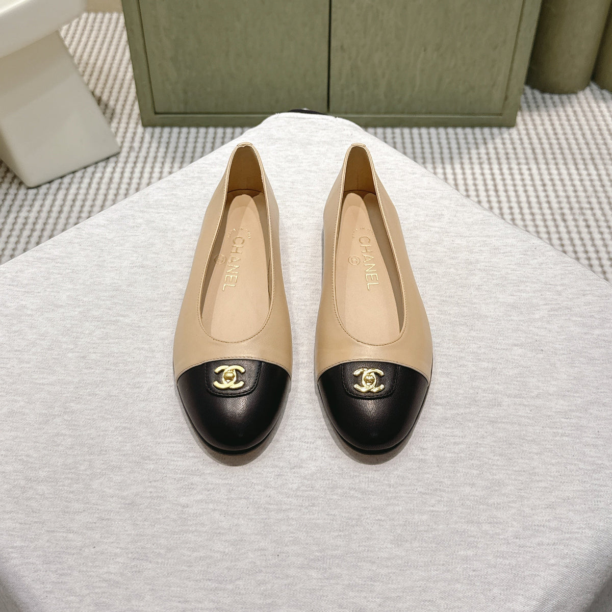 CHANEL 25S BALLET FLATS IN BEIGE CALFSKIN WITH BLACK CAP TOE GOLD HARDWARE