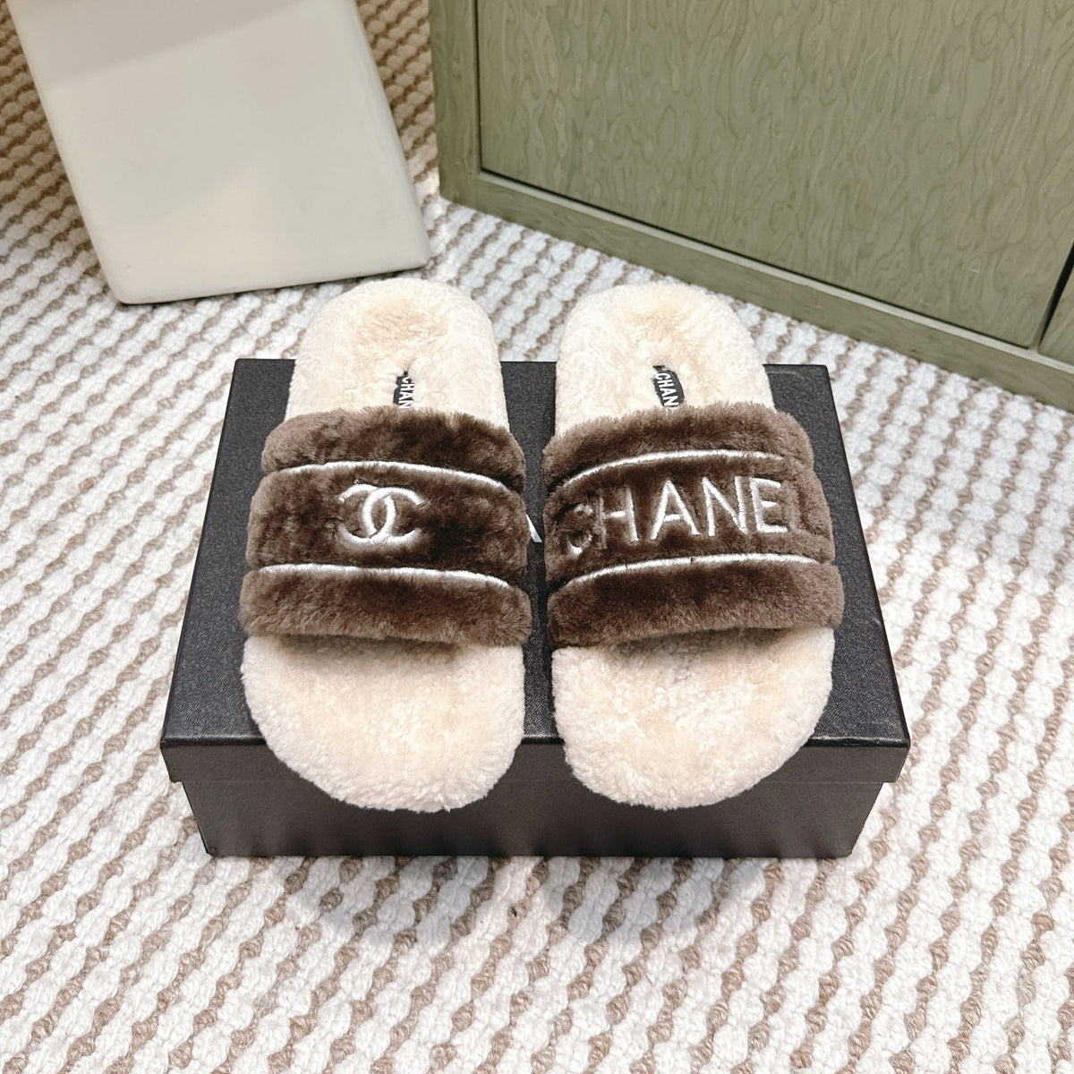 CHANEL 25S FLUFFY SLIDERS IN BEIGE AND BROWN
