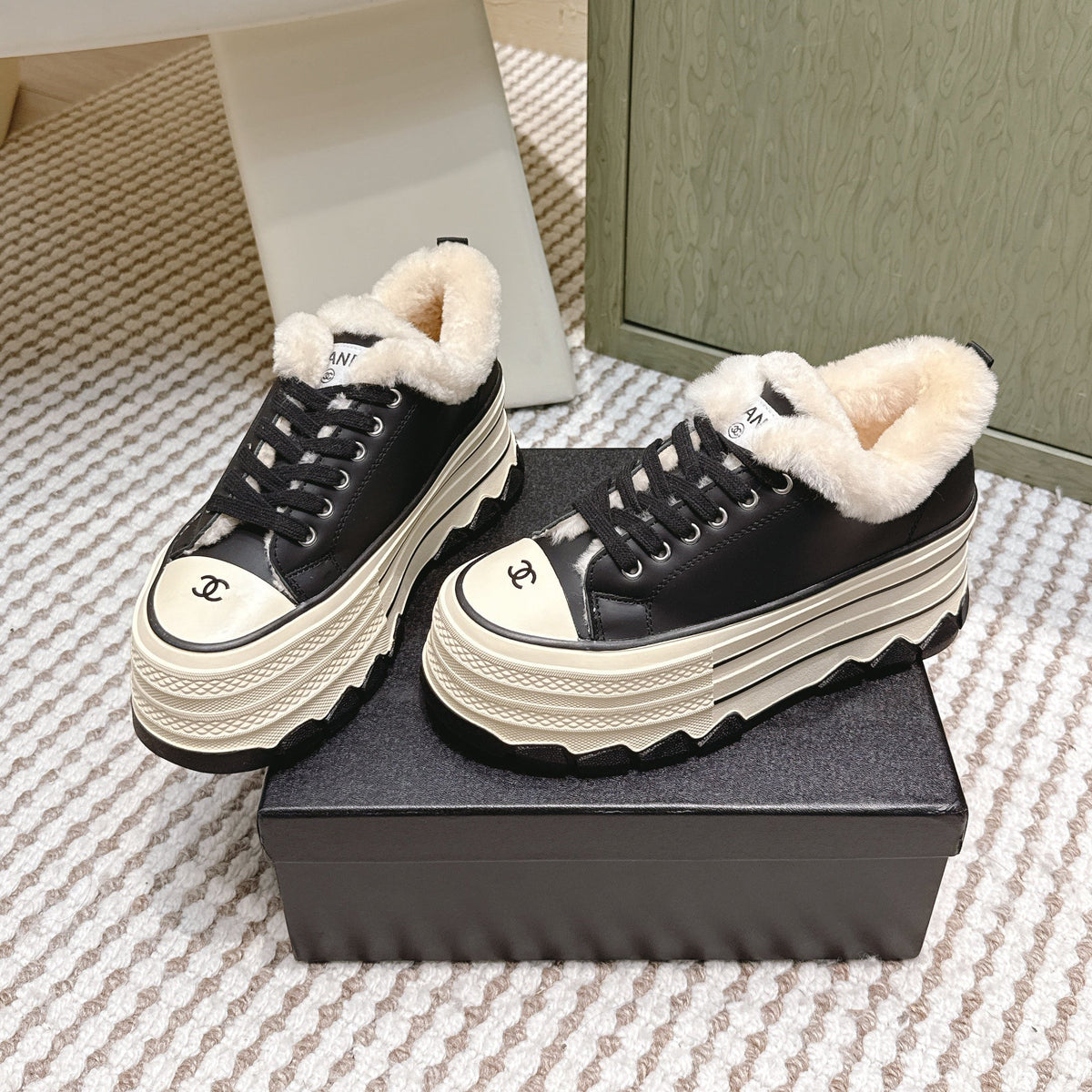 CHANEL 25S THICK-SOLE SNEAKERS 60MM IN BLACK AND BEIGE CALFSKIN WITH FUR LINING