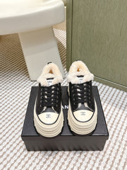 CHANEL 25S THICK-SOLE SNEAKERS 60MM IN BLACK AND BEIGE CALFSKIN WITH FUR LINING
