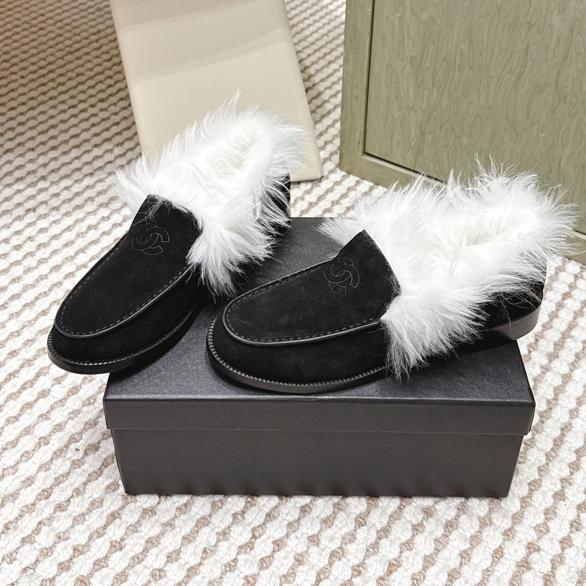 CHANEL 25S LOAFERS MOCCASIN IN BLACK SUEDE WITH WHITE MINK FUR LINING