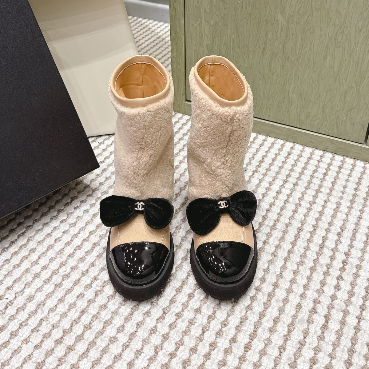 CHANEL 25S ANKLE BOOTS IN BEIGE SHEARLING LAMBSKIN AND BLACK PATENT CALFSKIN