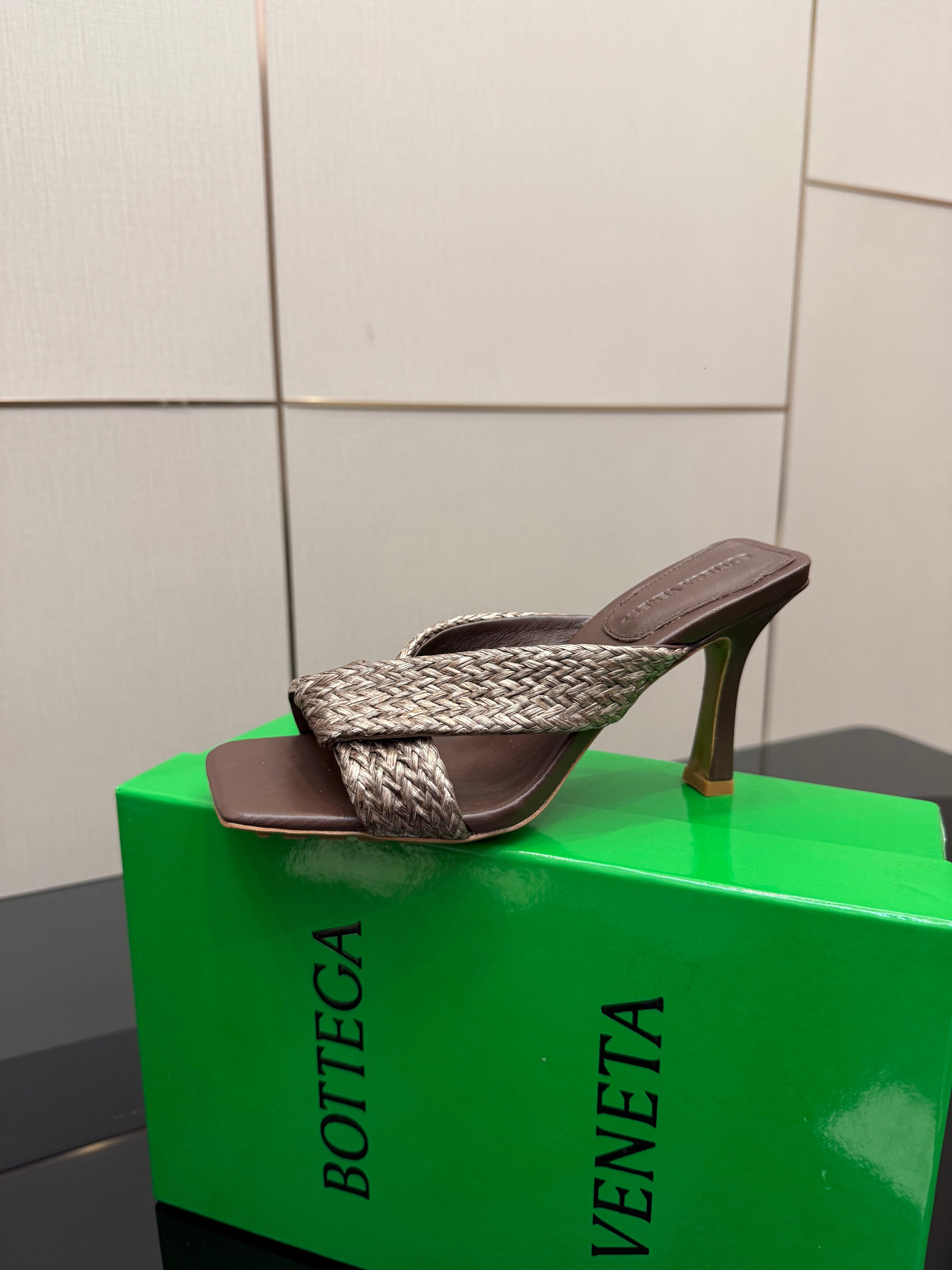 BOTTEGA VENETA 26S HEELED SANDALS 95 MM IN DARK BROWN CALFSKIN AND RAFFIA