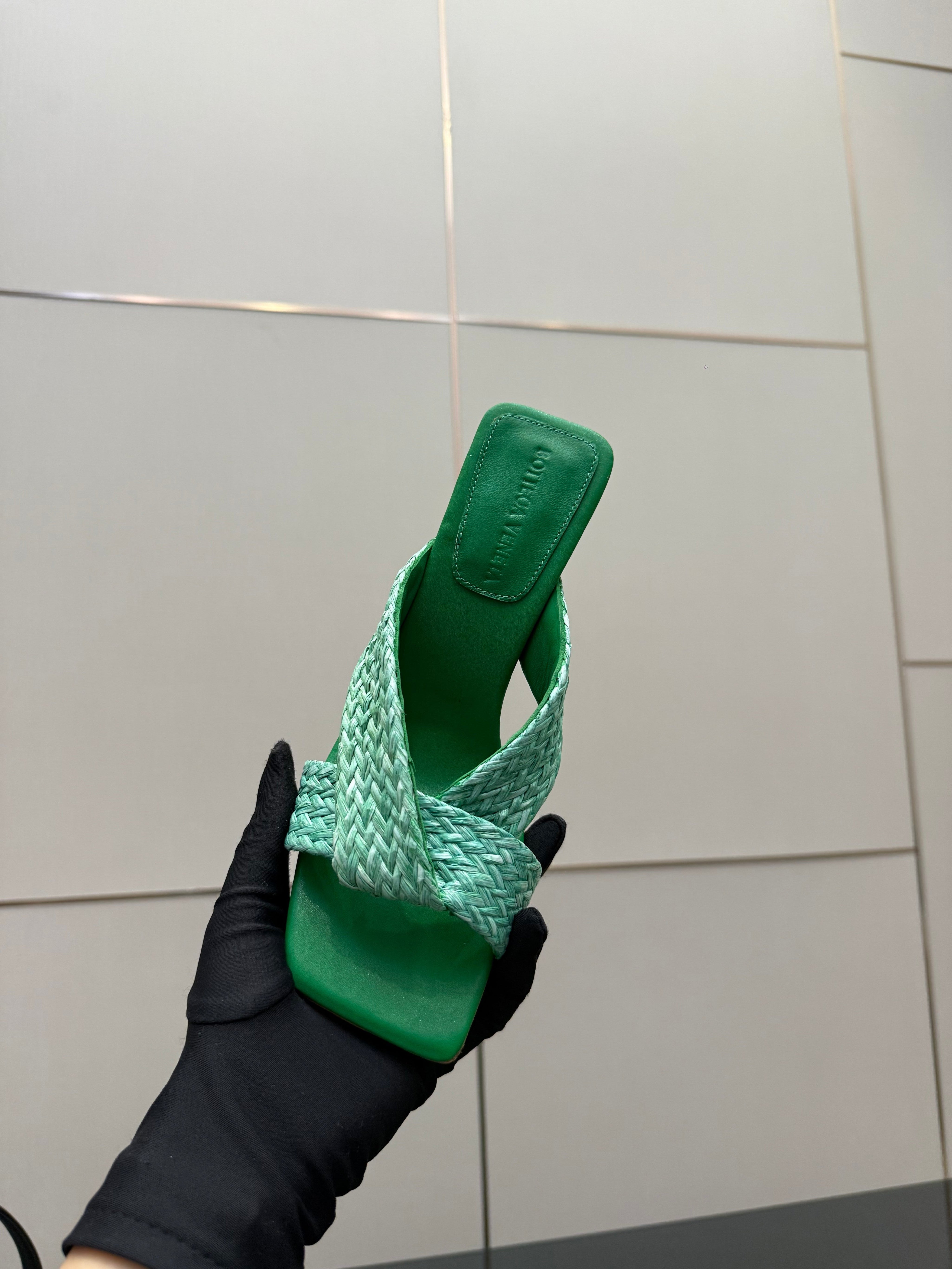 BOTTEGA VENETA 26S HEELED SANDALS 95 MM IN GREEN CALFSKIN AND RAFFIA