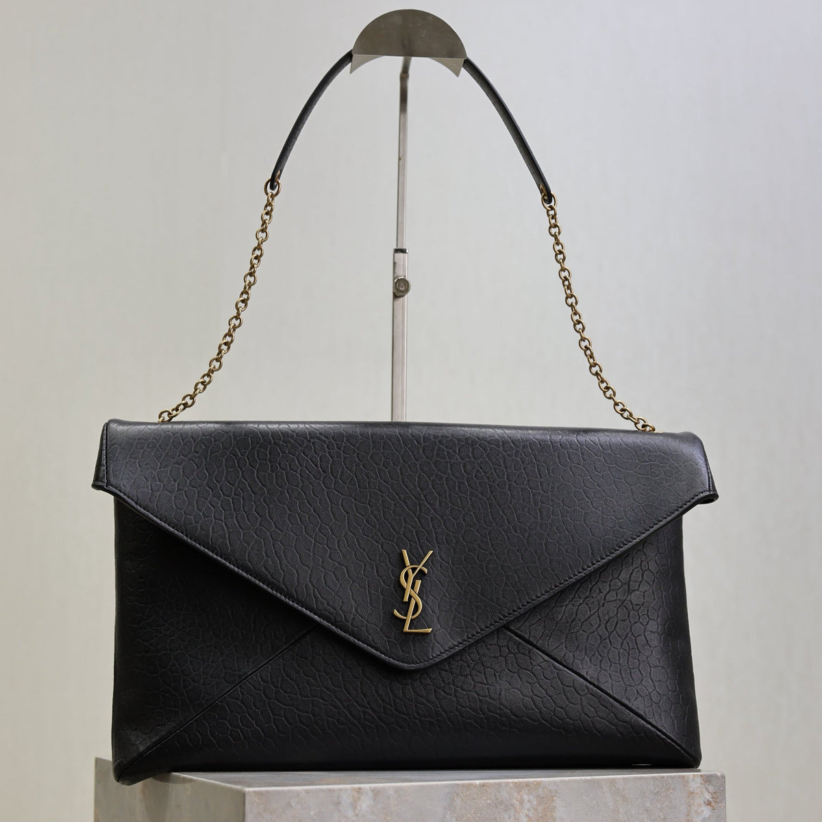 YSL 25S CASSANDRE ENVELOPE MESSENGER 35 IN BLACK LAMBSKIN GOLD HARDWARE