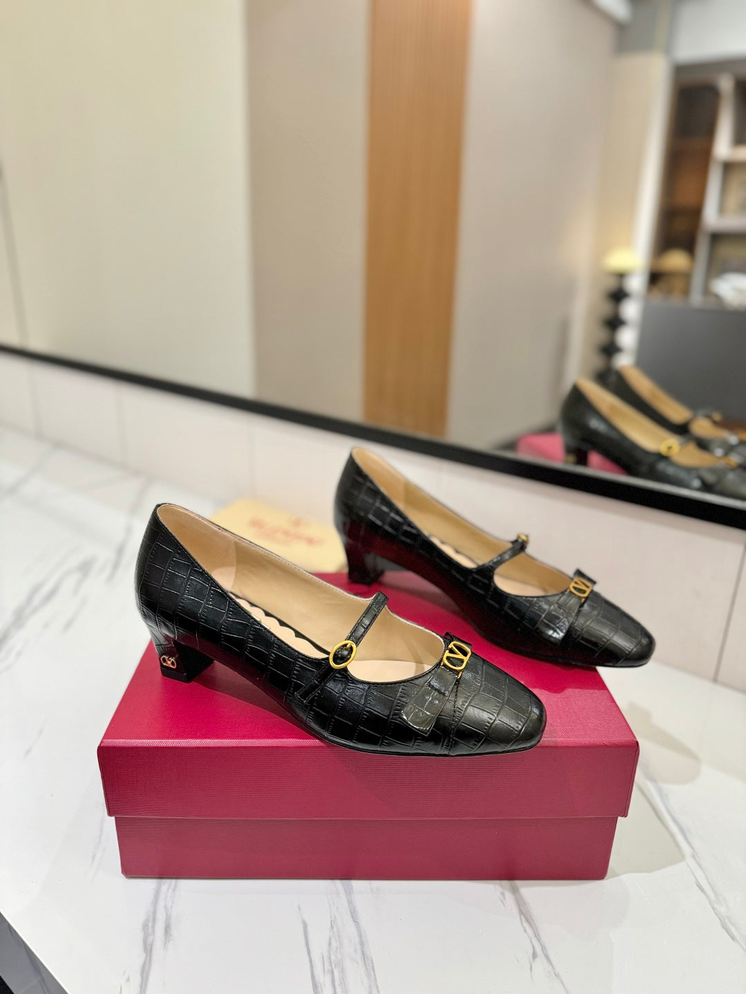 VLTN VLOGO SIGNATURE ROUND-TOE HEELS 25S IN BLACK LAMBSKIN SNAKE-EMBOSSED