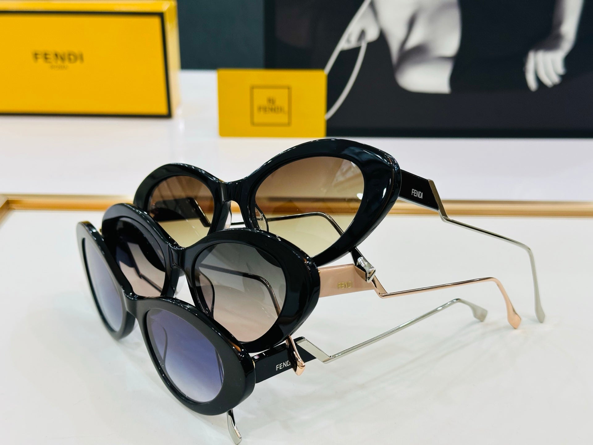 FF DIAMONDS CAT-EYE FRAME SUNGLASSES E3019 IN ACETATE