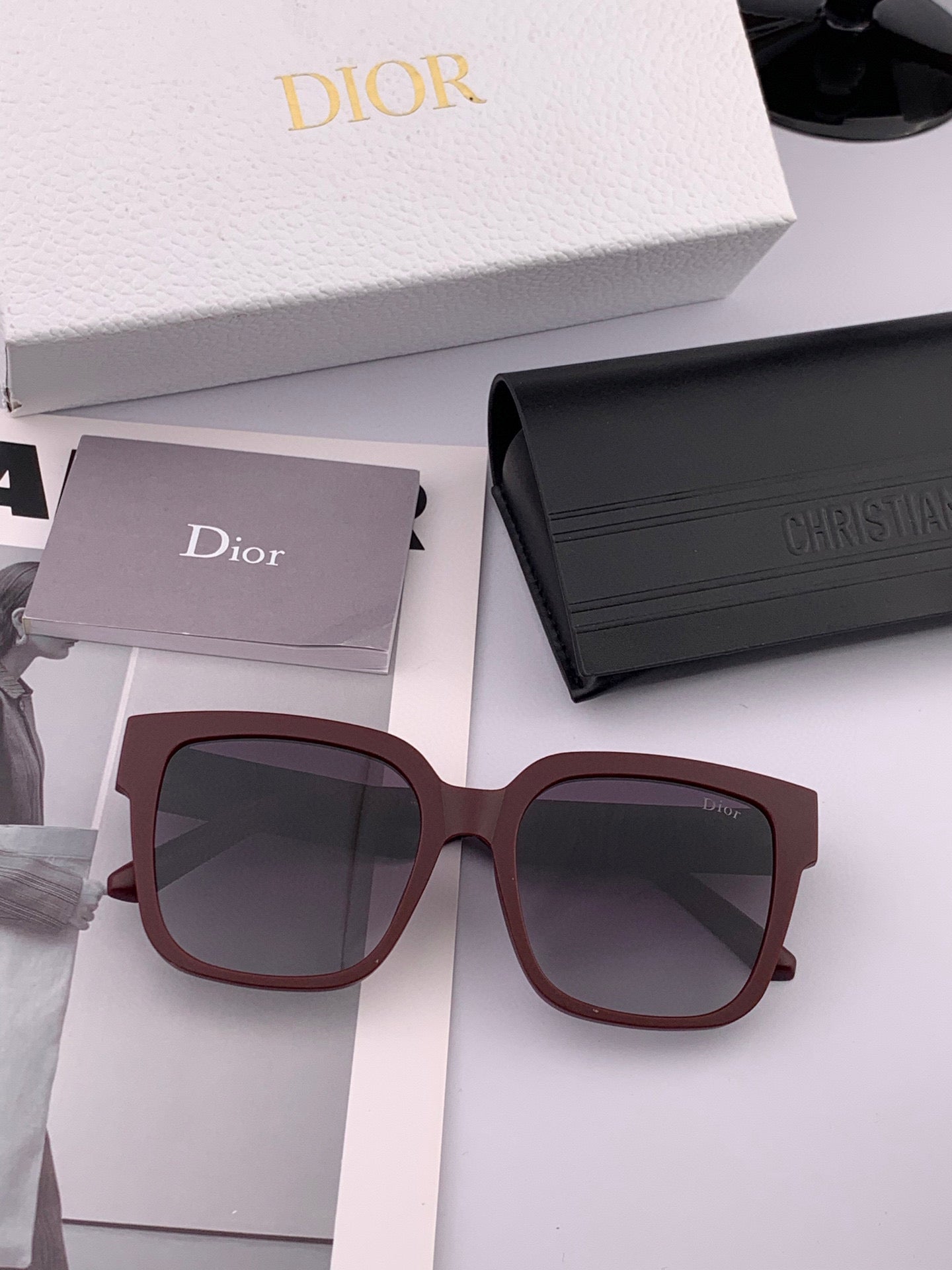MONTAIGNE SUNGLASS D8304 IN ACETATE