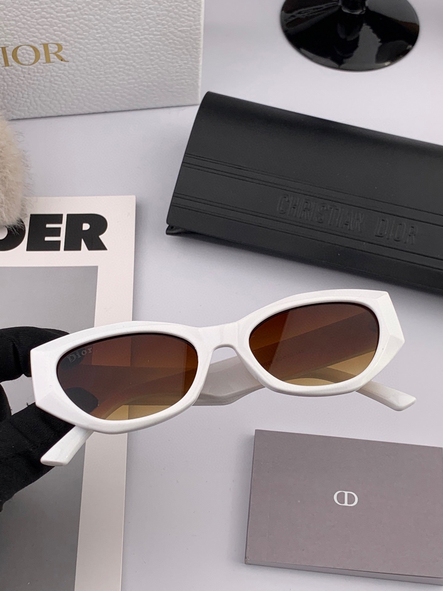 MONTAIGNE SUNGLASS D8620 IN WHITE ACETATE BROWN LENSES