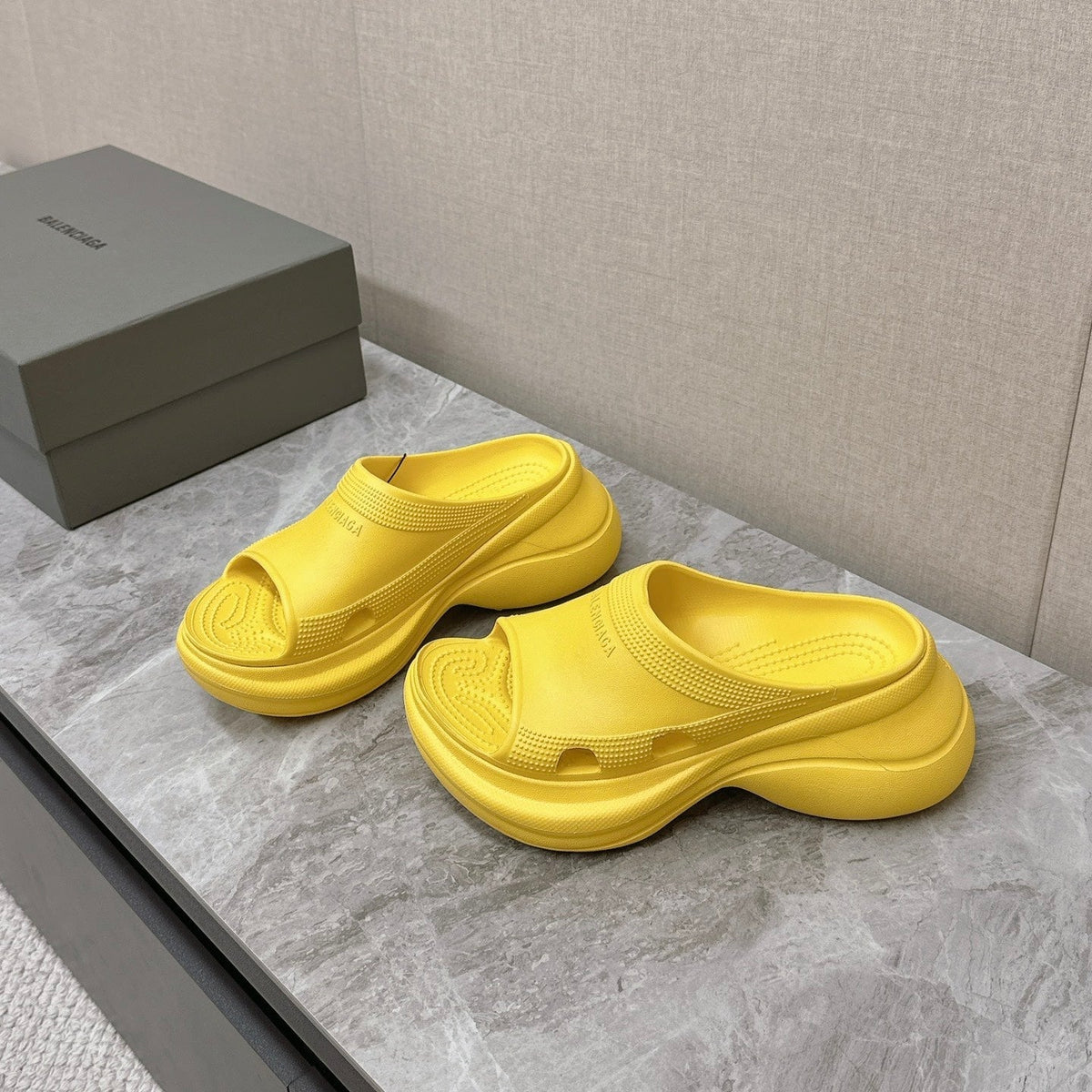 POOL CROCS SLIDE SANDAL IN YELLOW RUBBER