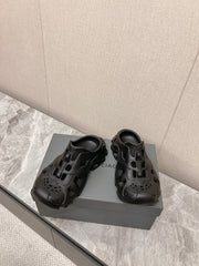 CUT-OUT MULES IN BLACK RUBBER