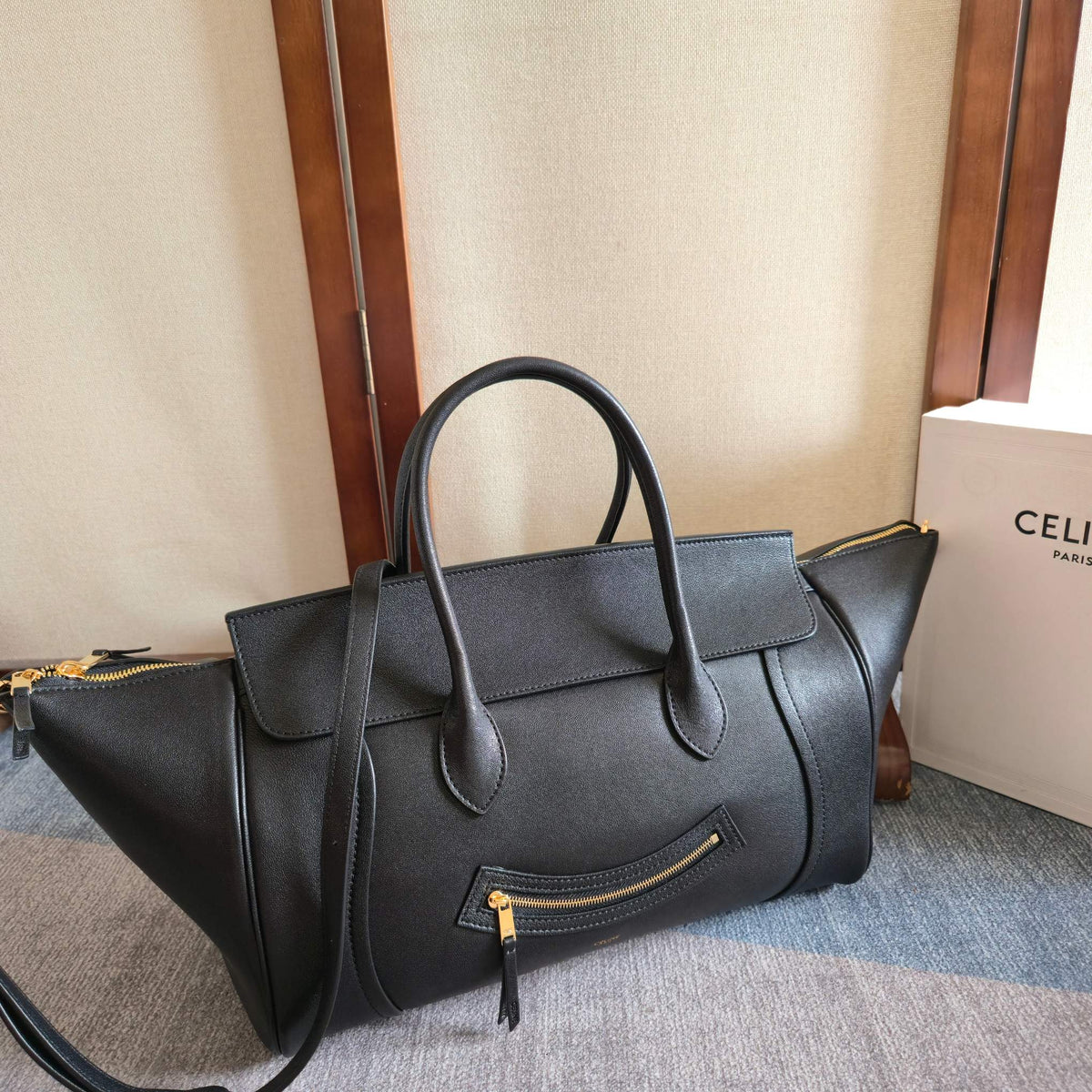 CELINE 25S MEDIUM SMILING NEW LUGGAGE 36MM IN BLACK SUPPLE SHINY LAMBSKIN