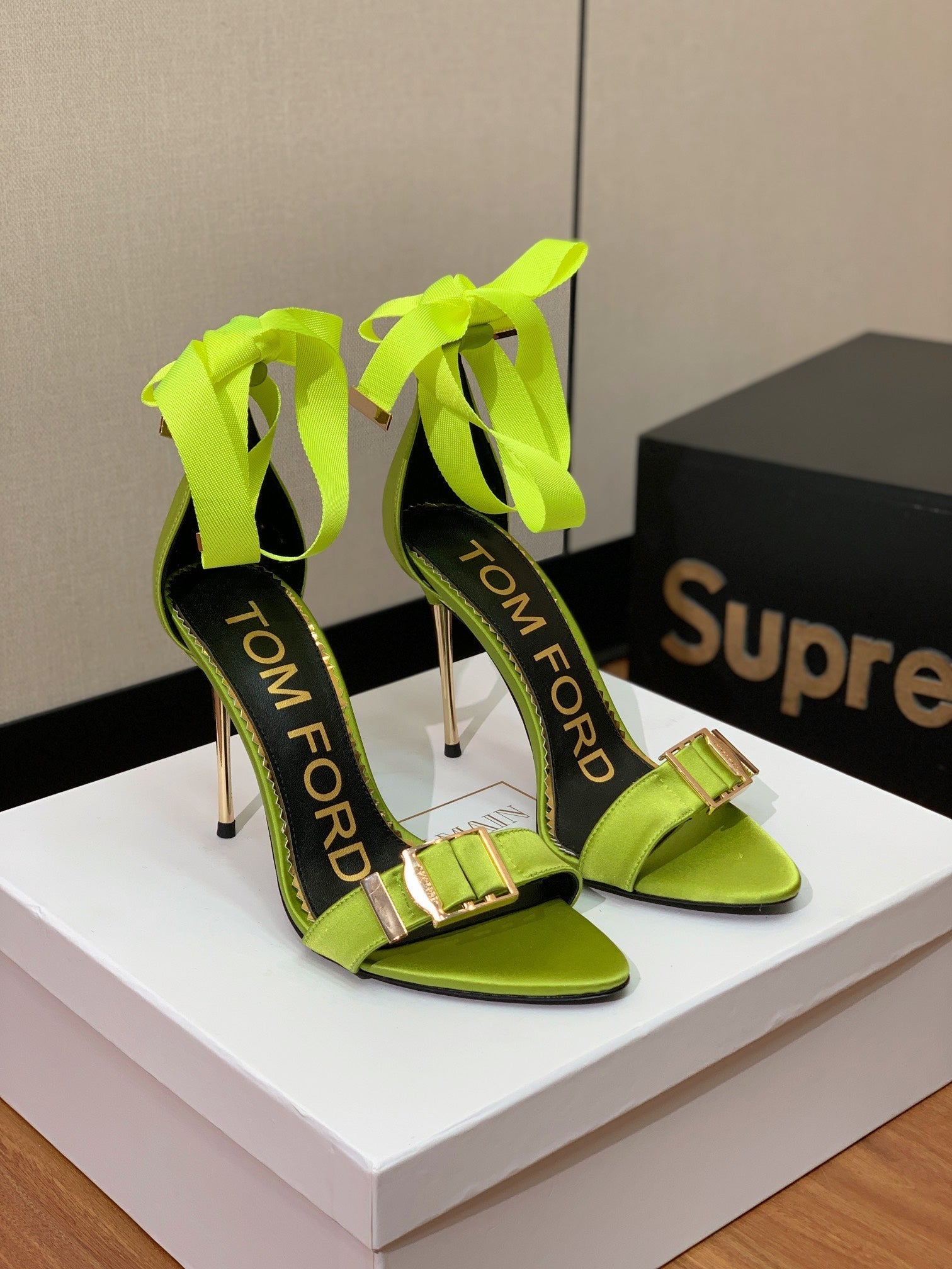 ANKLE SANDAL 10 CM IN PEAR GREEN SILK AND SHEEPSKIN