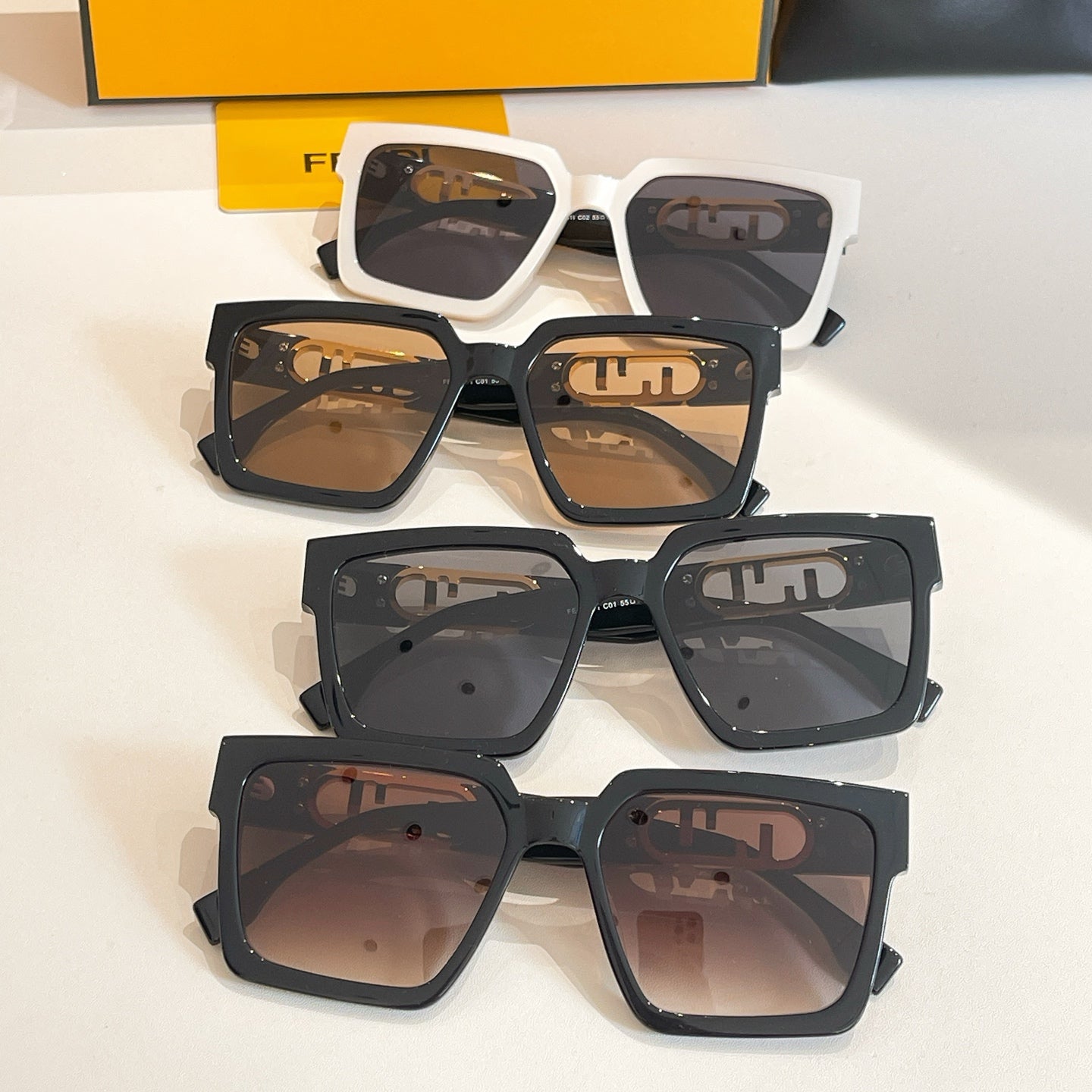 OVERSIZED FF DIAMONDS SQUARE FRAME SUNGLASSES FE40181 IN ACETATE