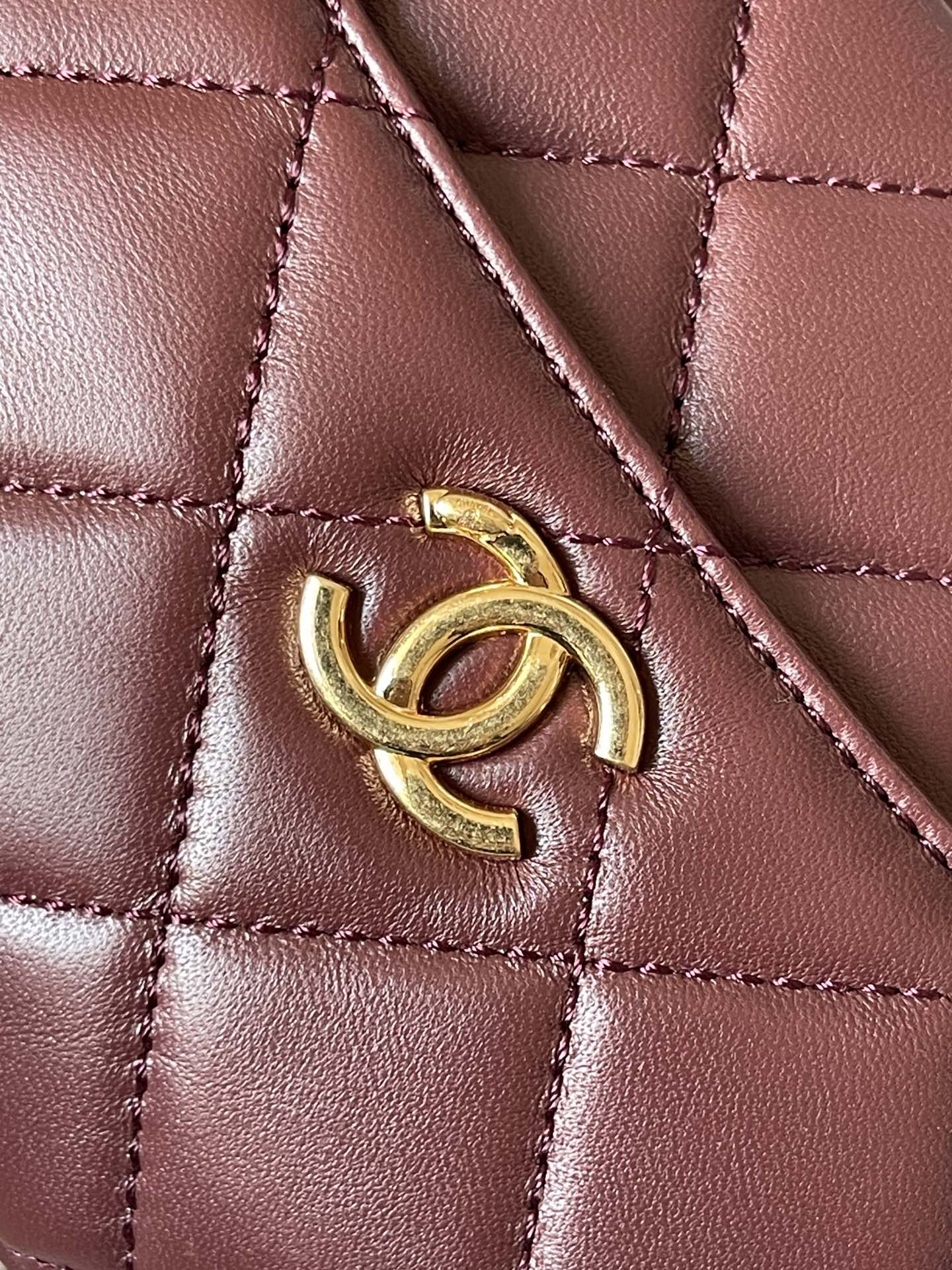 CAMERA BAG 18 IN BUCCANEER RED QUILTED LAMBSKIN DOUBLE C GOLD COIN