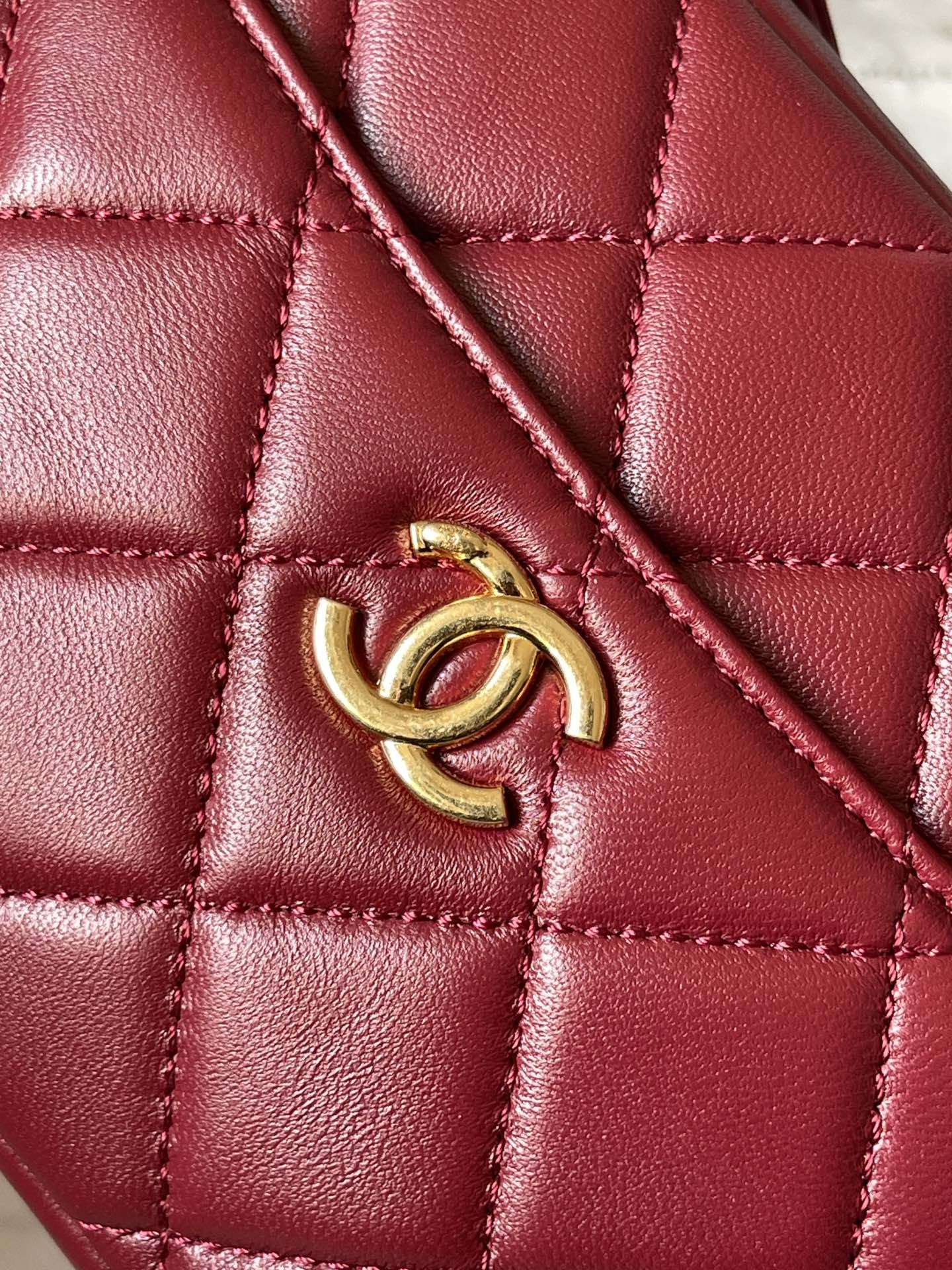 CAMERA BAG 18 IN RED QUILTED LAMBSKIN DOUBLE C GOLD COIN
