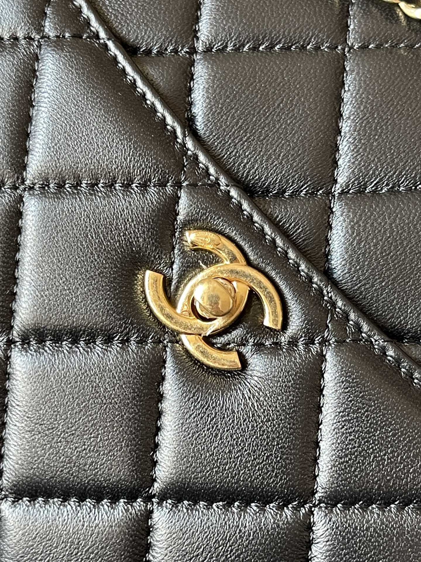 CAMERA BAG 24 IN BLACK QUILTED LAMBSKIN DOUBLE C GOLD COIN