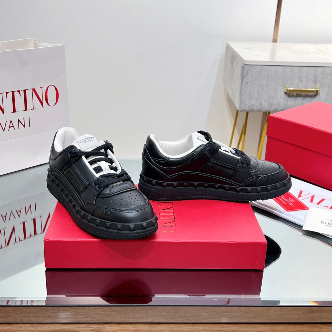 VALENTINO 25S GARAVANI FREEDOTS SNEAKERS IN BLACK LAMBSKIN
