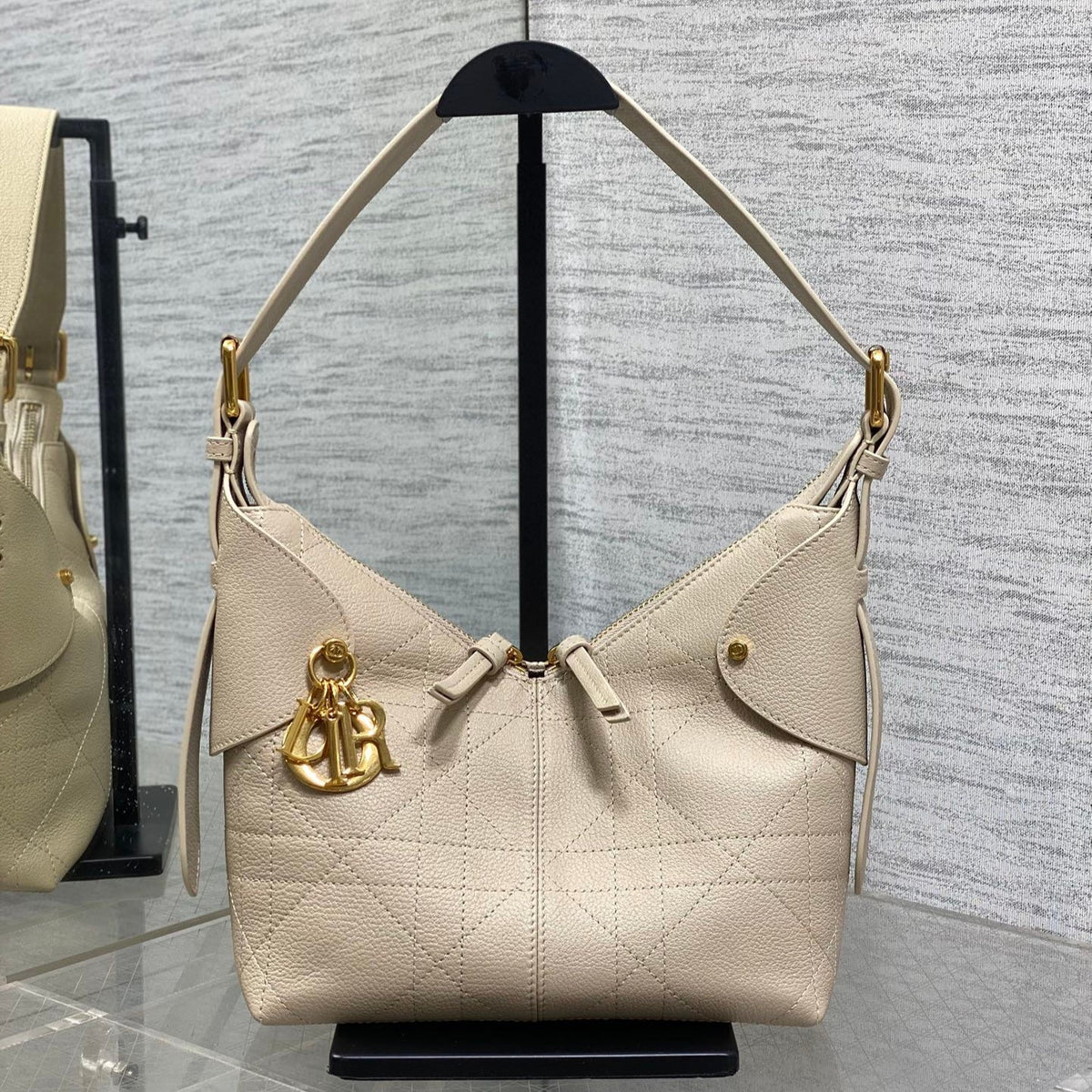 DIOR 25S SMALL VOYAGE BAG 23 IN POWDER BEIGE FLAT MACROCANNAGE GRAINED CALFSKIN