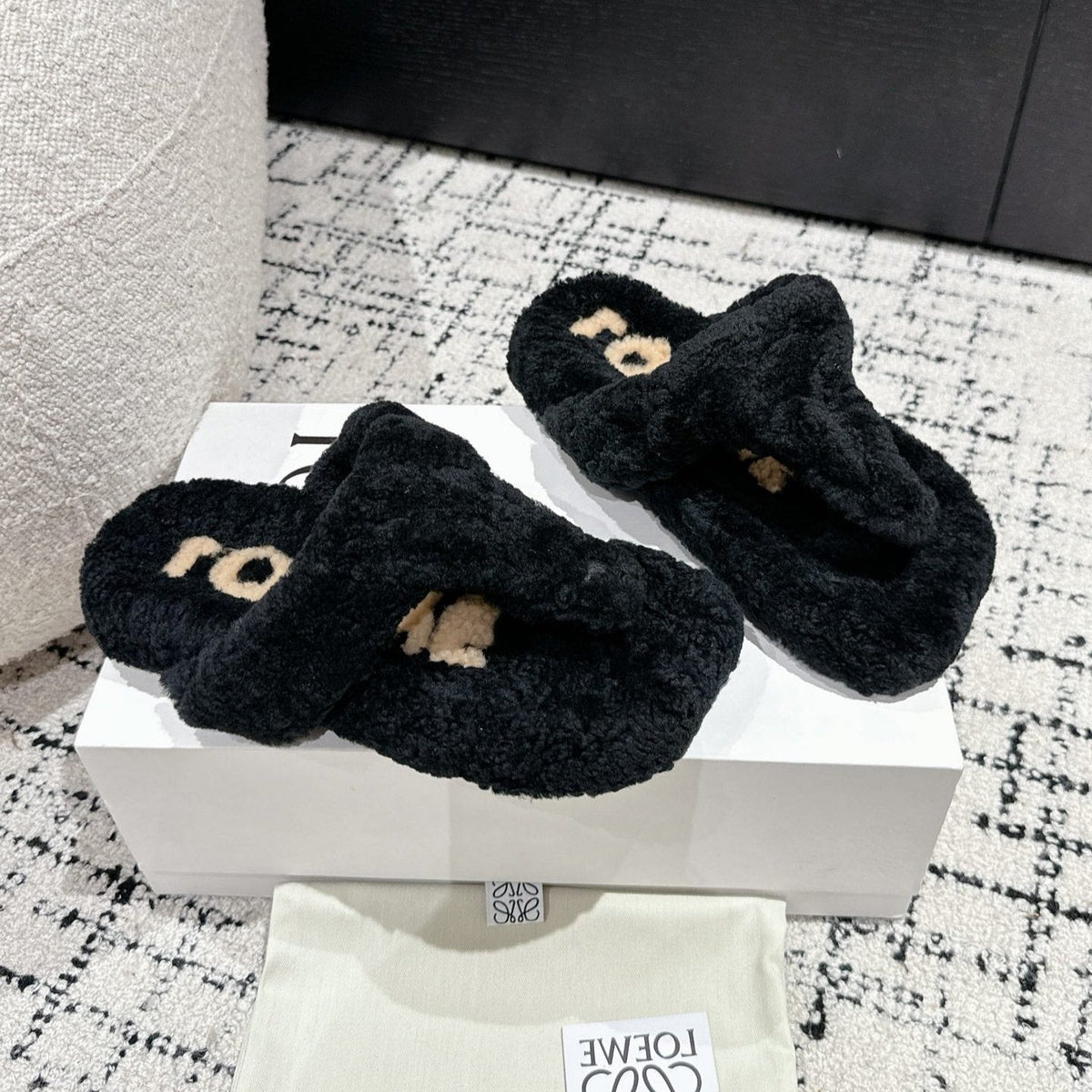 LW SHEARLING THONG SLIPPER IN BLACK