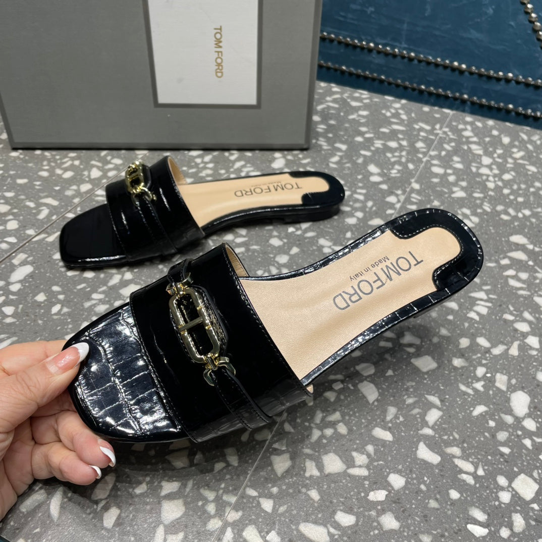 FLAT MULE IN BLACK CALFSKIN