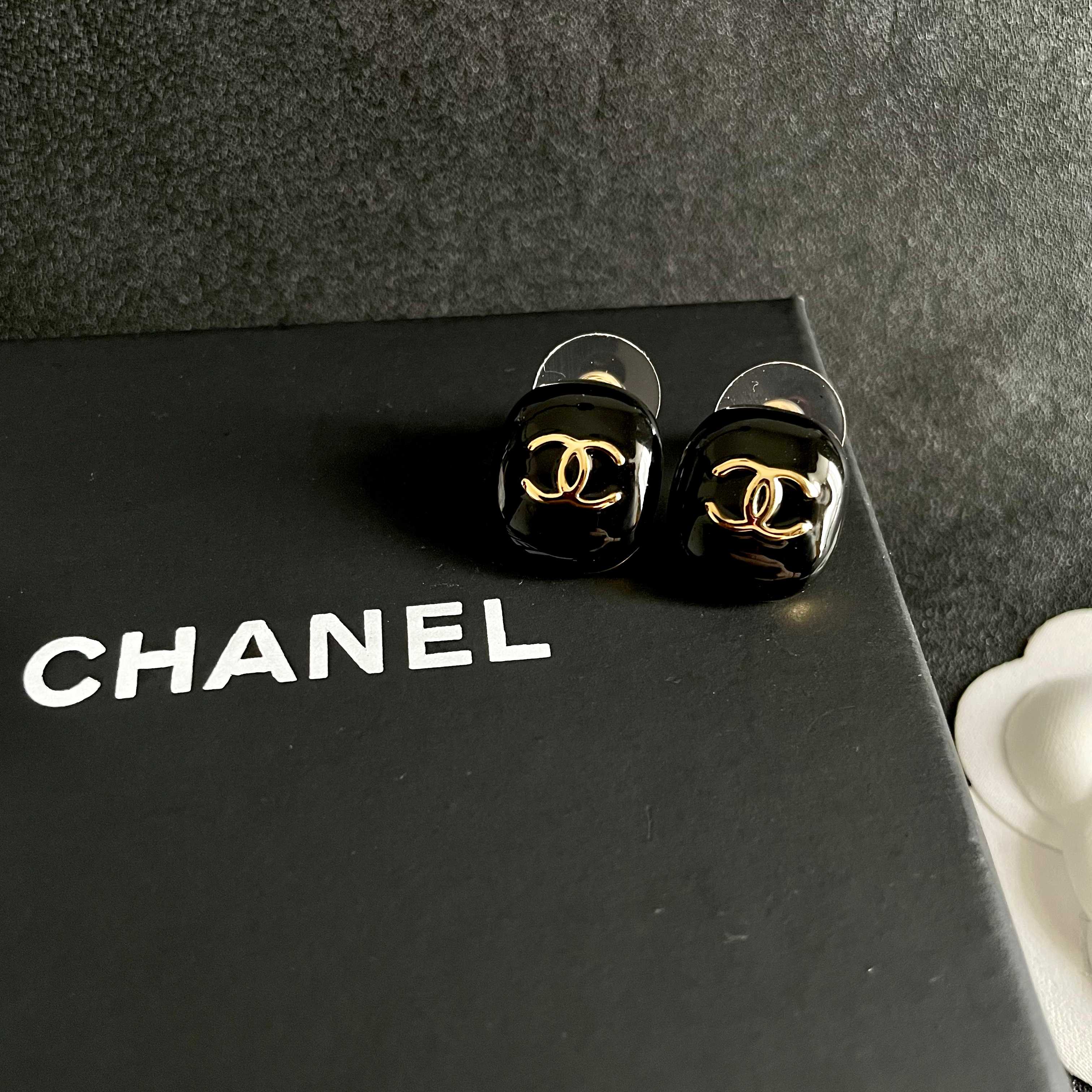 CHANEL 26S DOUBLE C LOGO BLACK ENAMEL OVAL STUD EARRINGS IN GOLD METAL 630077