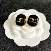 CHANEL 26S DOUBLE C LOGO BLACK ENAMEL OVAL STUD EARRINGS IN GOLD METAL 630077