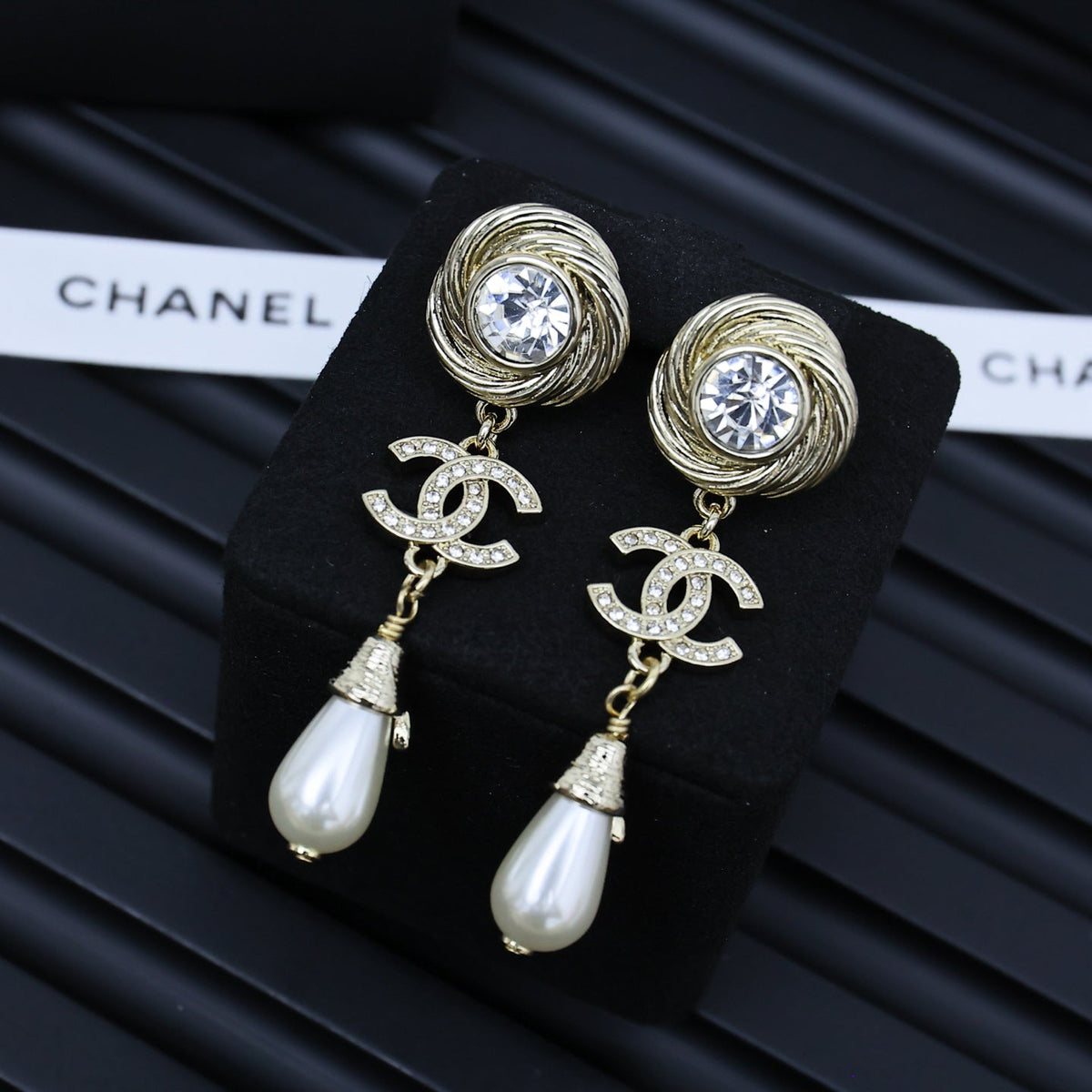 25S TWISTED RIBBED DOUBLE C IN GOLD METAL LONG PEARL PENDANT EARRINGS