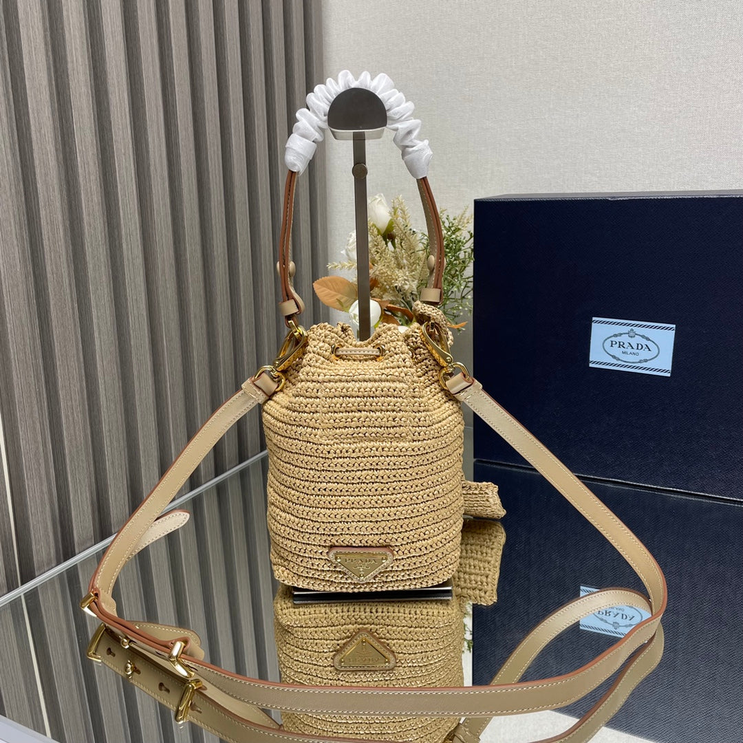 BUCKET BAG 20 IN BEIGE WOVEN RAFFIA EMBOSSED LOGO