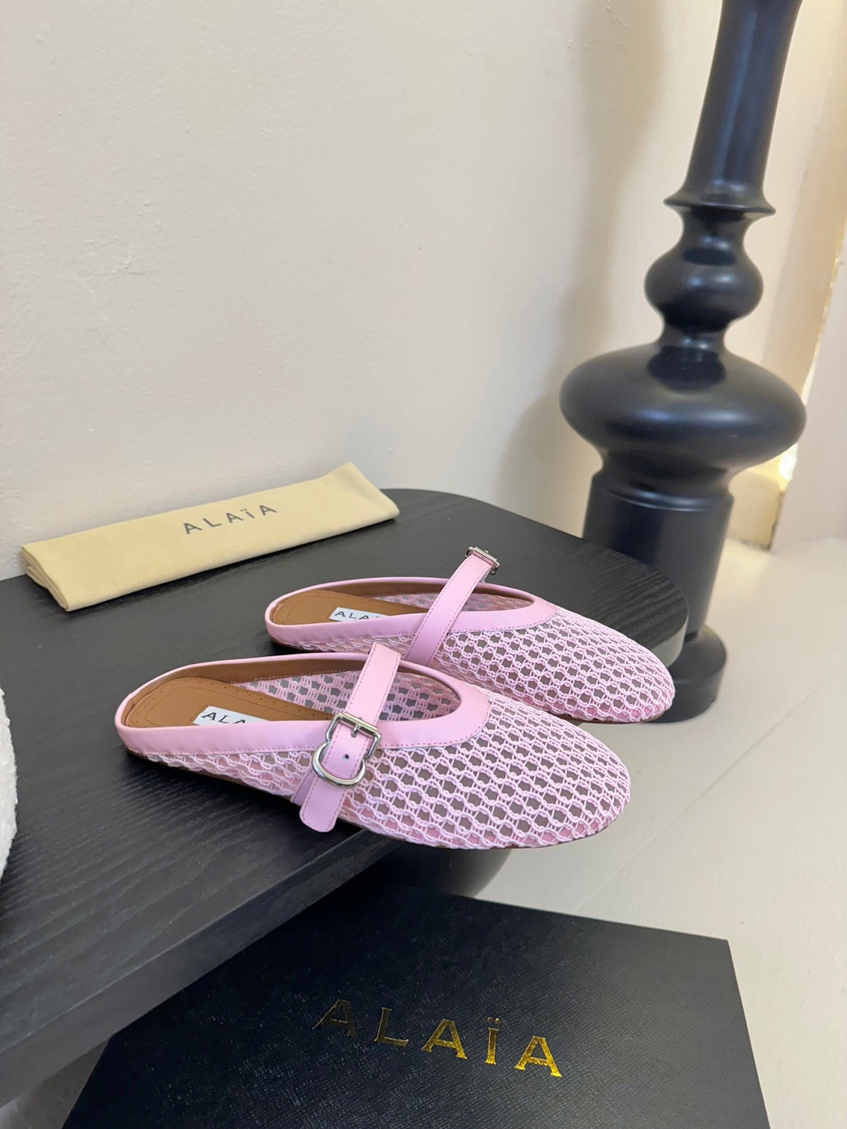 ALAIA FLAT MULES 25S IN BLUSH PINK WOVEN MESH