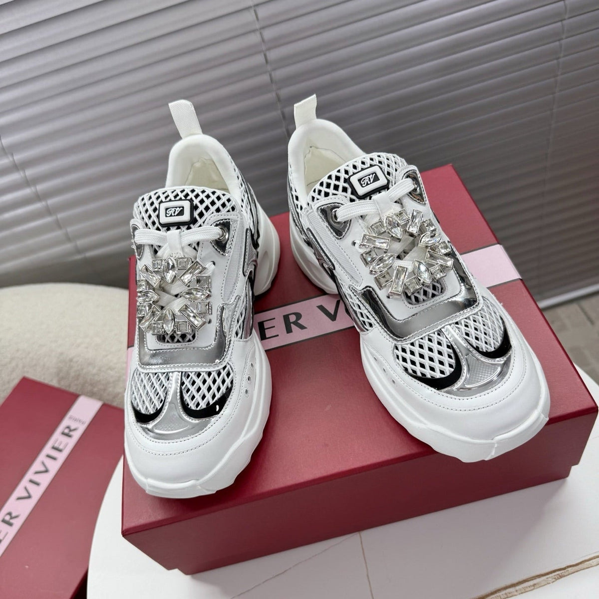 VIV' ON THE RUN SNEAKERS IN SILVER PATENT CALFSKIN AND WHITE FABRIC