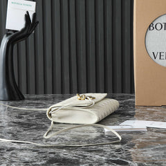BOTTEGA VENETA 25S ANDIAMO POUCH 19 IN IVORY CALFSKIN GOLD HARDWARE