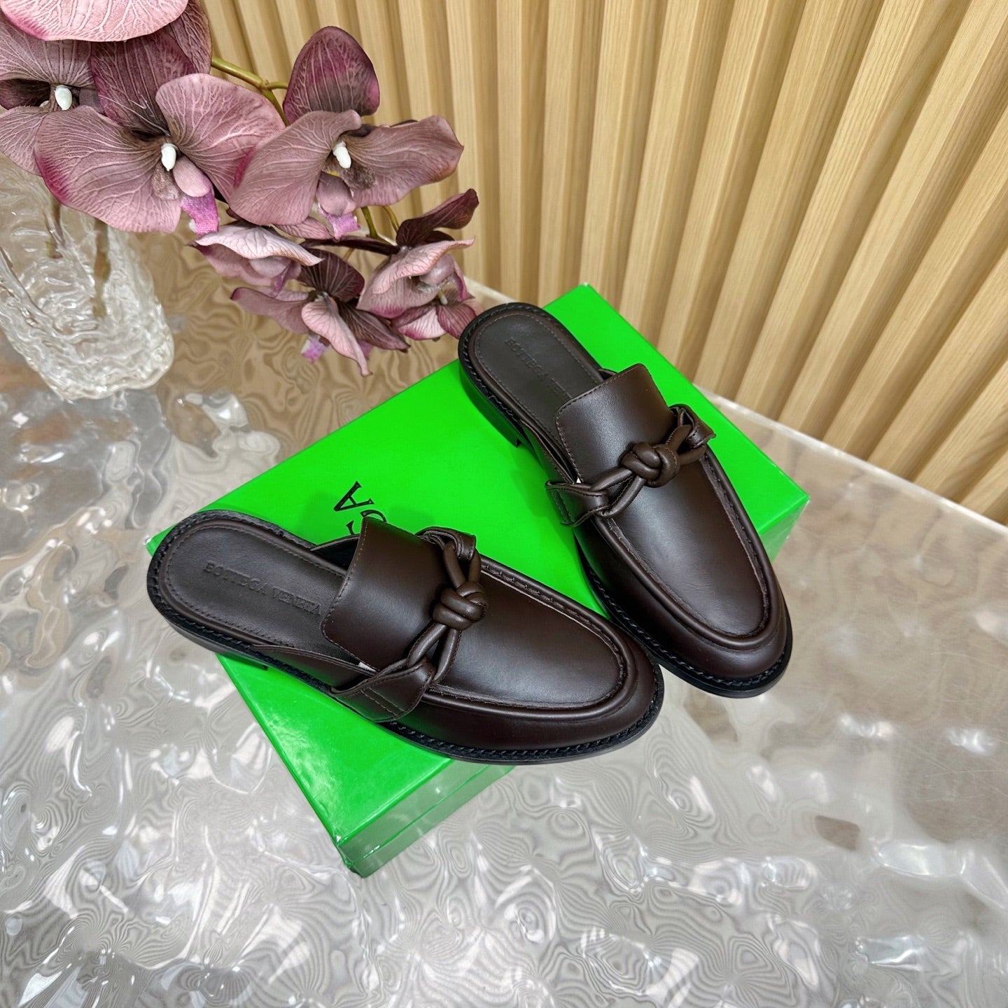 OPEN-BACK LOAFER REALISED IN CHESTNUT BROWN SOLF CALFSKIN