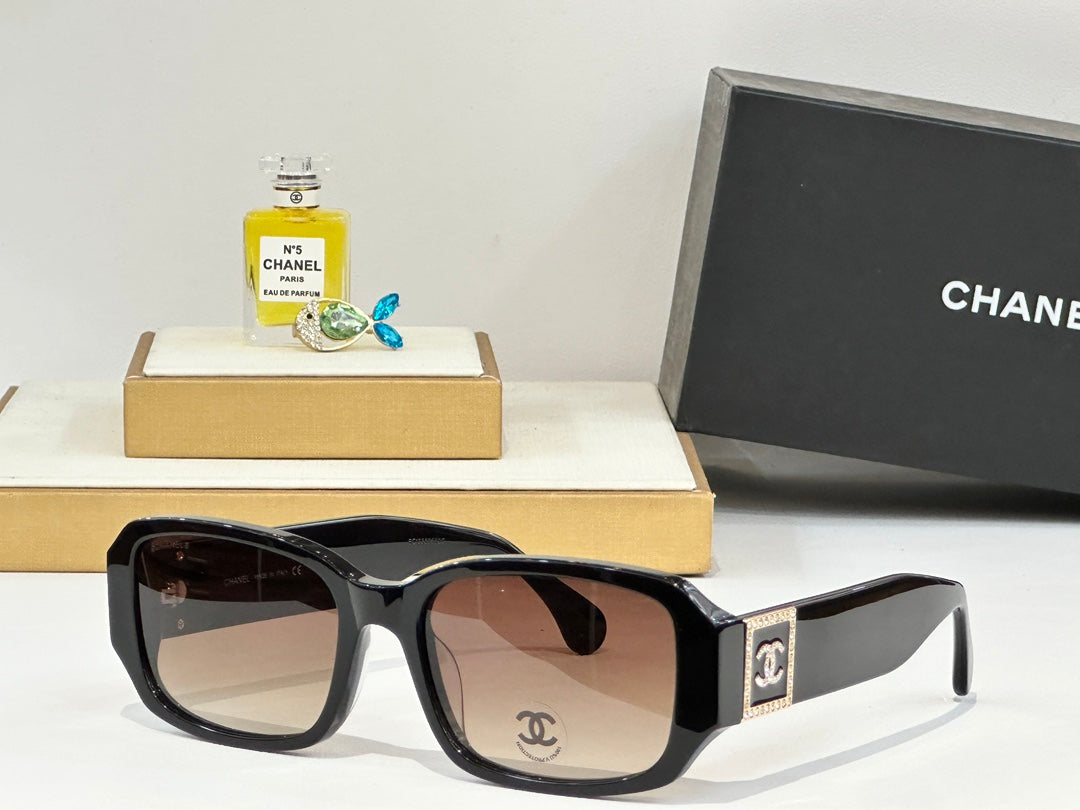 RECTANGULAR SUNGLASSES CH4366 IN ACETATE EMBOSSED CRYSTAL