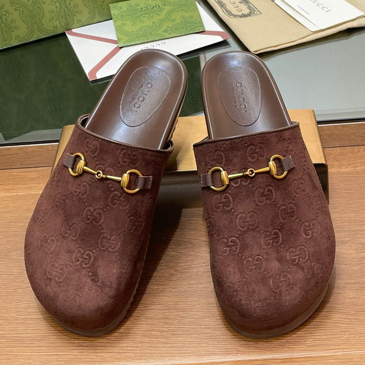 GG HORSEBIT MULE IN CHOCOLATE BROWN EMBOSSED SUEDE AND SHEEPSKIN LINING