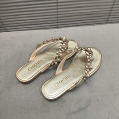 THONG SLIPPERS CAMELLIA IN GOLD PANTENT CALFSKIN