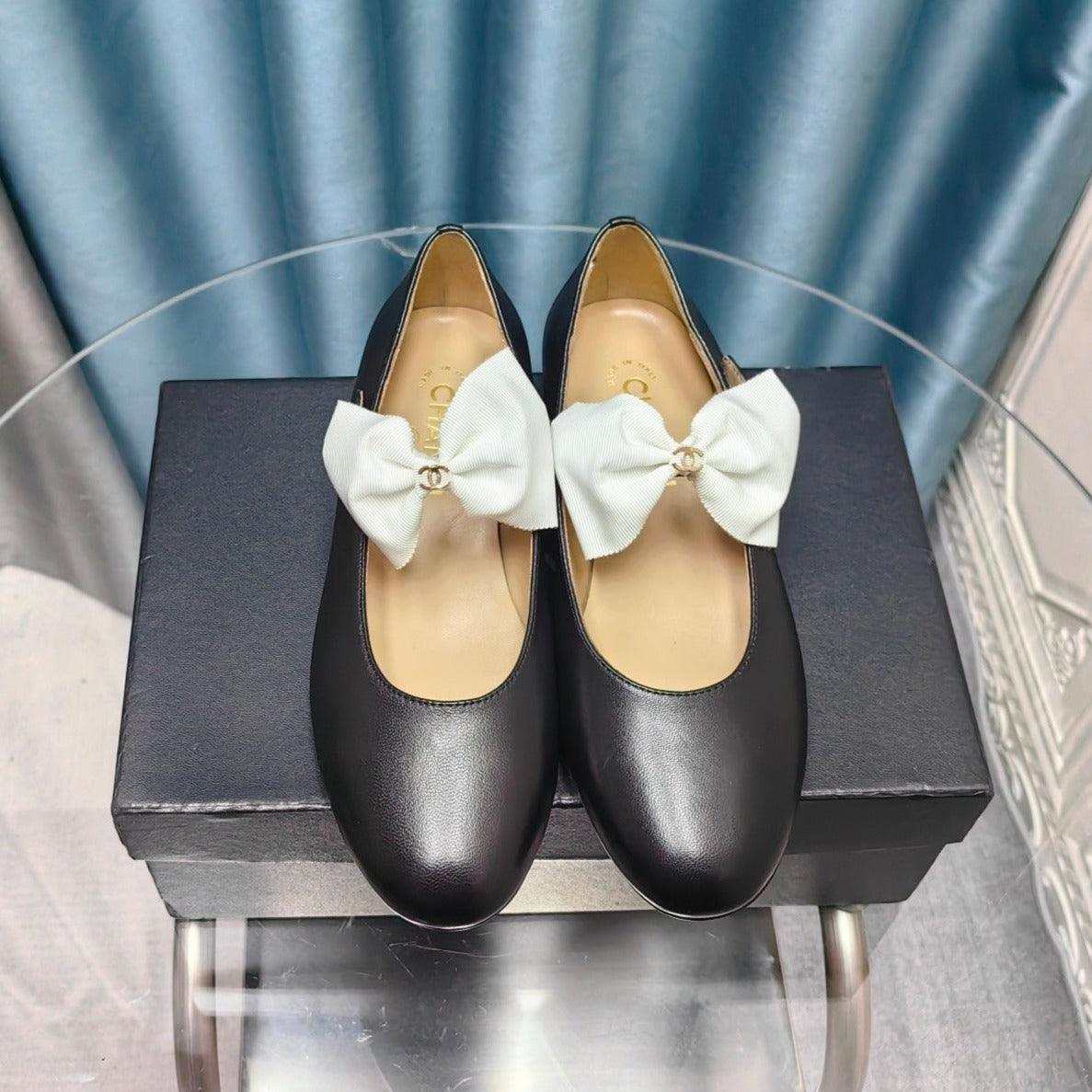 MARY JANE SHOES BLACK SHEEPSKIN WITH WHITE BOW