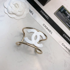 DOUBLE C BRACELET IN GOLD METAL RESIN LOGO