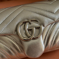 GUCCI 26S GG MARMONT BAG 22 IN SILVER LAMBSKIN