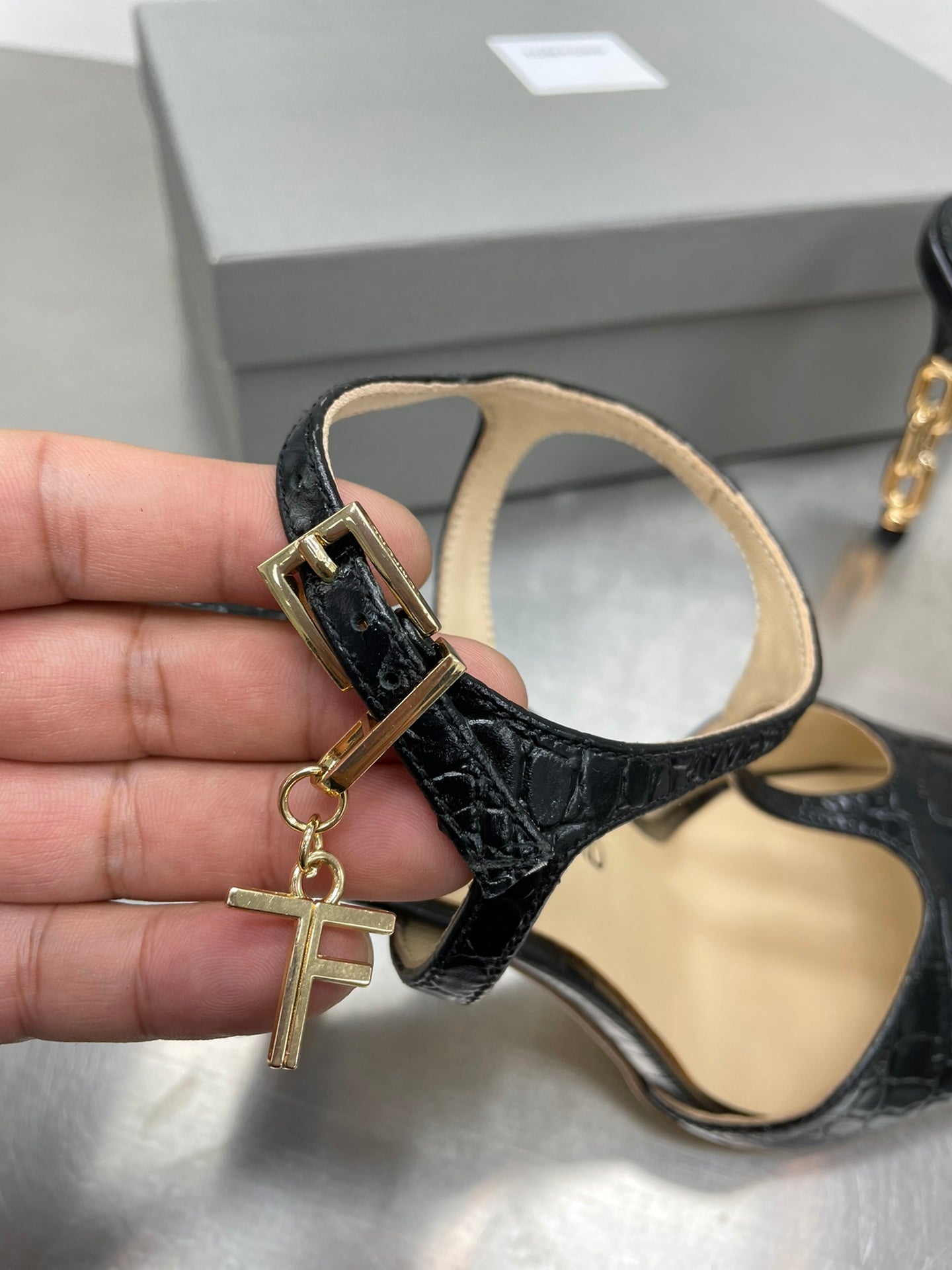 HIGH-HEELED T-STRAP SANDAL IN BLACK CALFSKIN