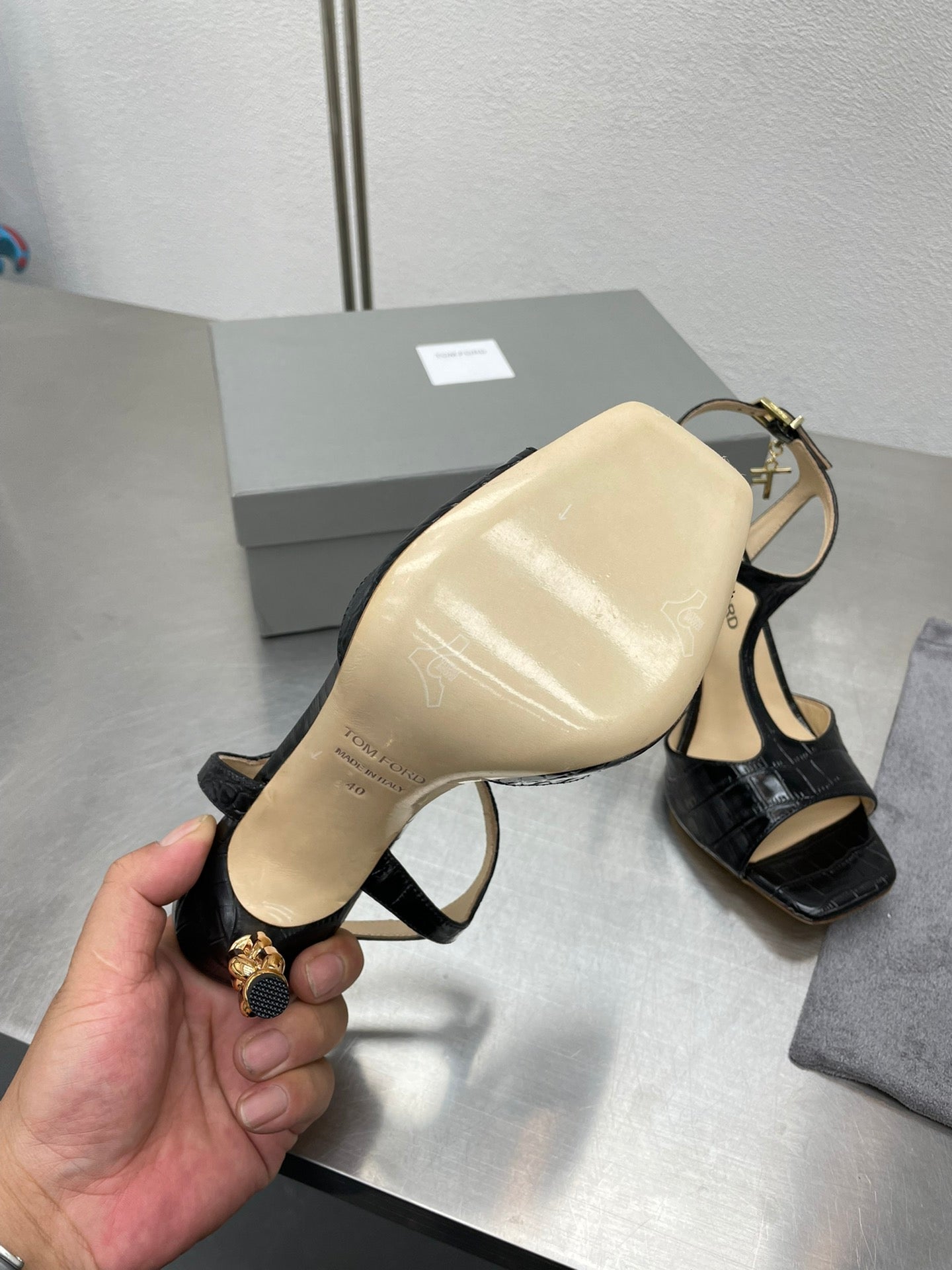 HIGH-HEELED T-STRAP SANDAL IN BLACK CALFSKIN