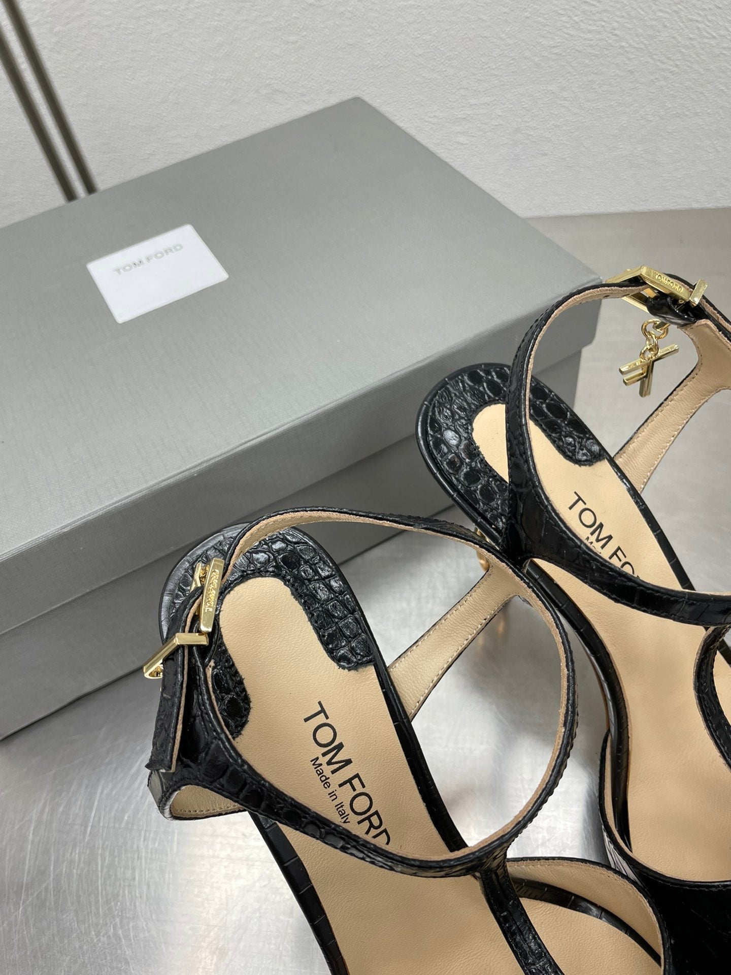 HIGH-HEELED T-STRAP SANDAL IN BLACK CALFSKIN