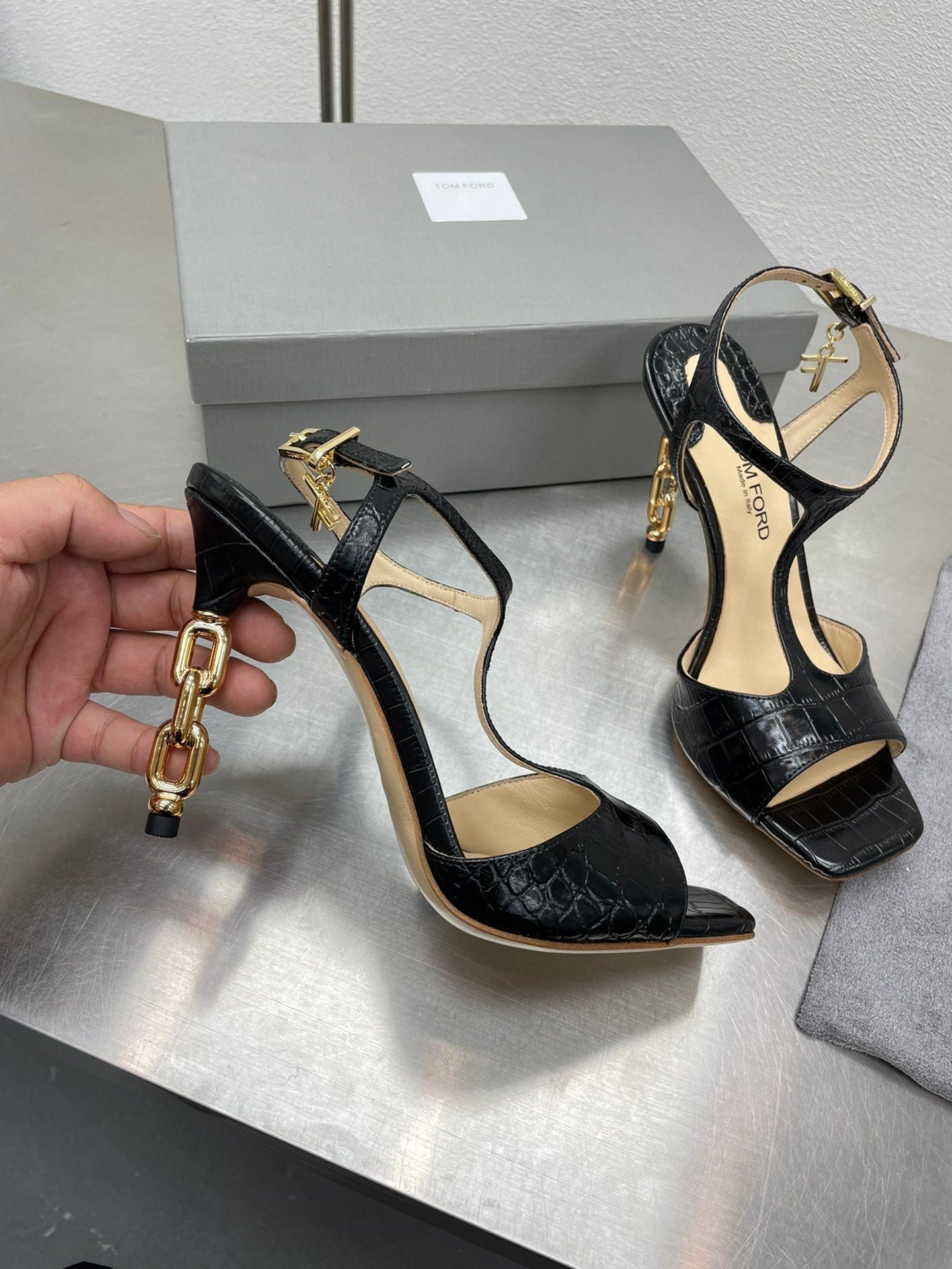 HIGH-HEELED T-STRAP SANDAL IN BLACK CALFSKIN